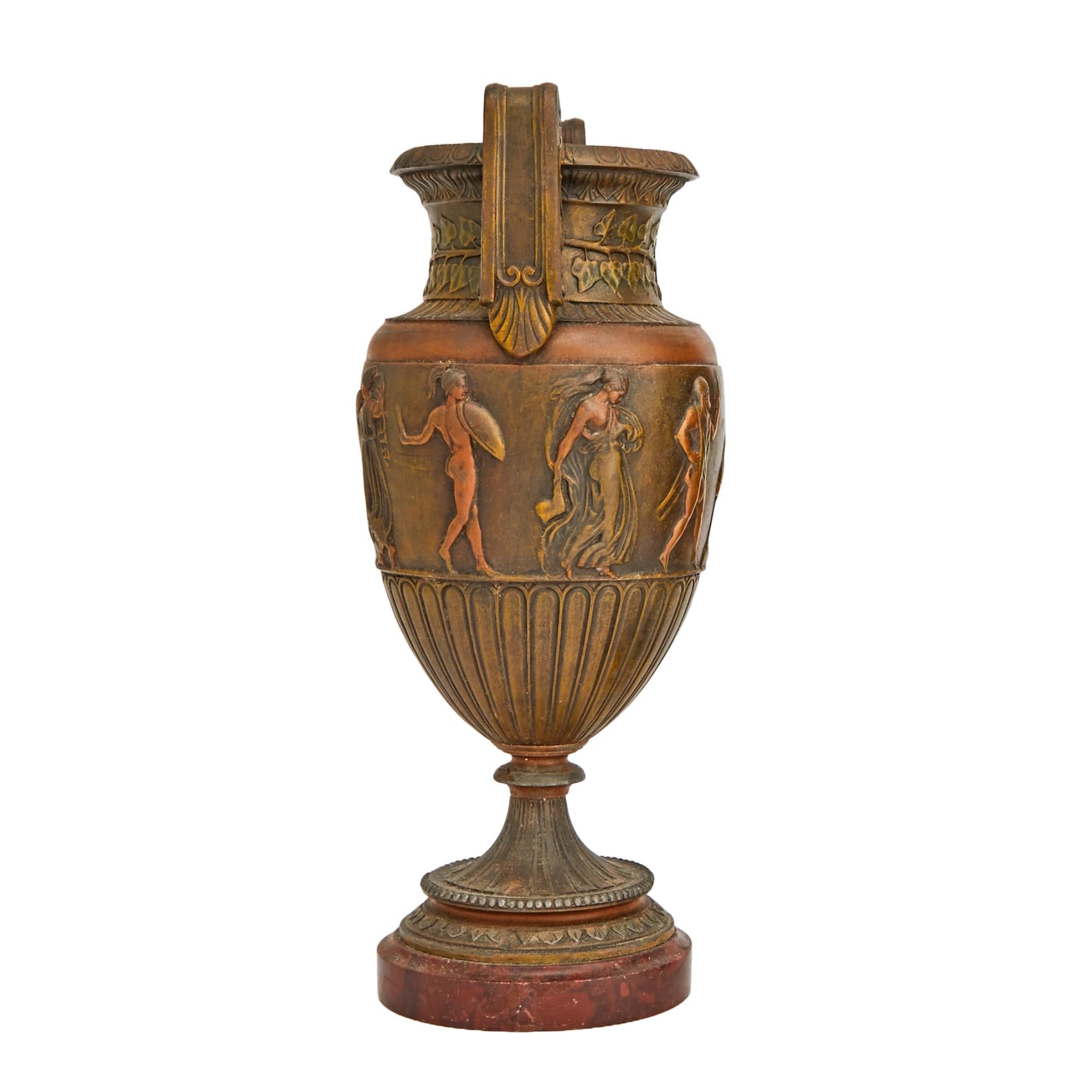 Ancienne urne décorative néoclassique française en bronze patiné avec base en marbre rouge en vente 3