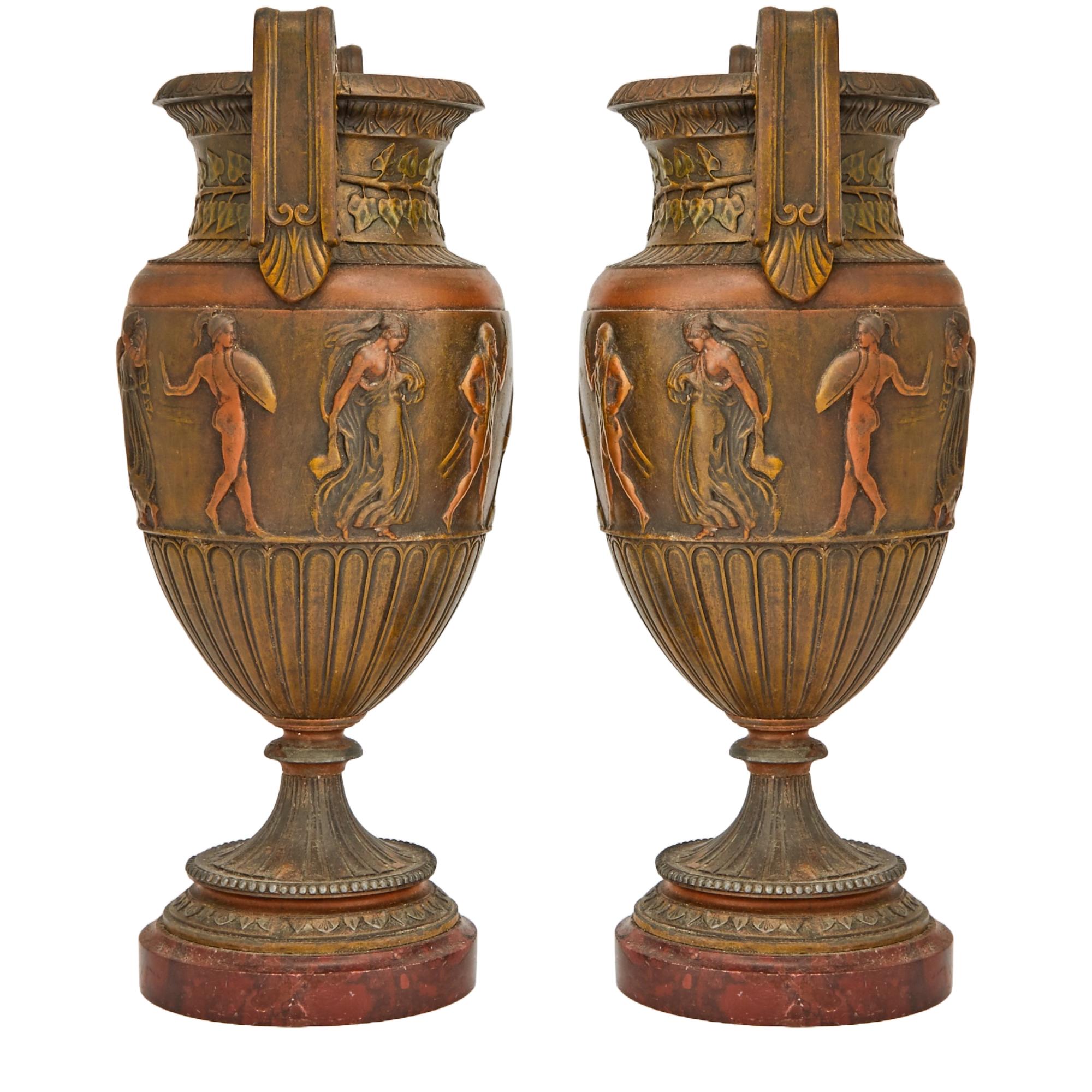 Cette éminente urne en bronze néoclassique française du XIXe siècle, à la patine magnifiquement vieillie, est fabriquée dans une forme classique de krater, ornée de reliefs complexes de figures grecques antiques. L'urne est élégamment montée sur un