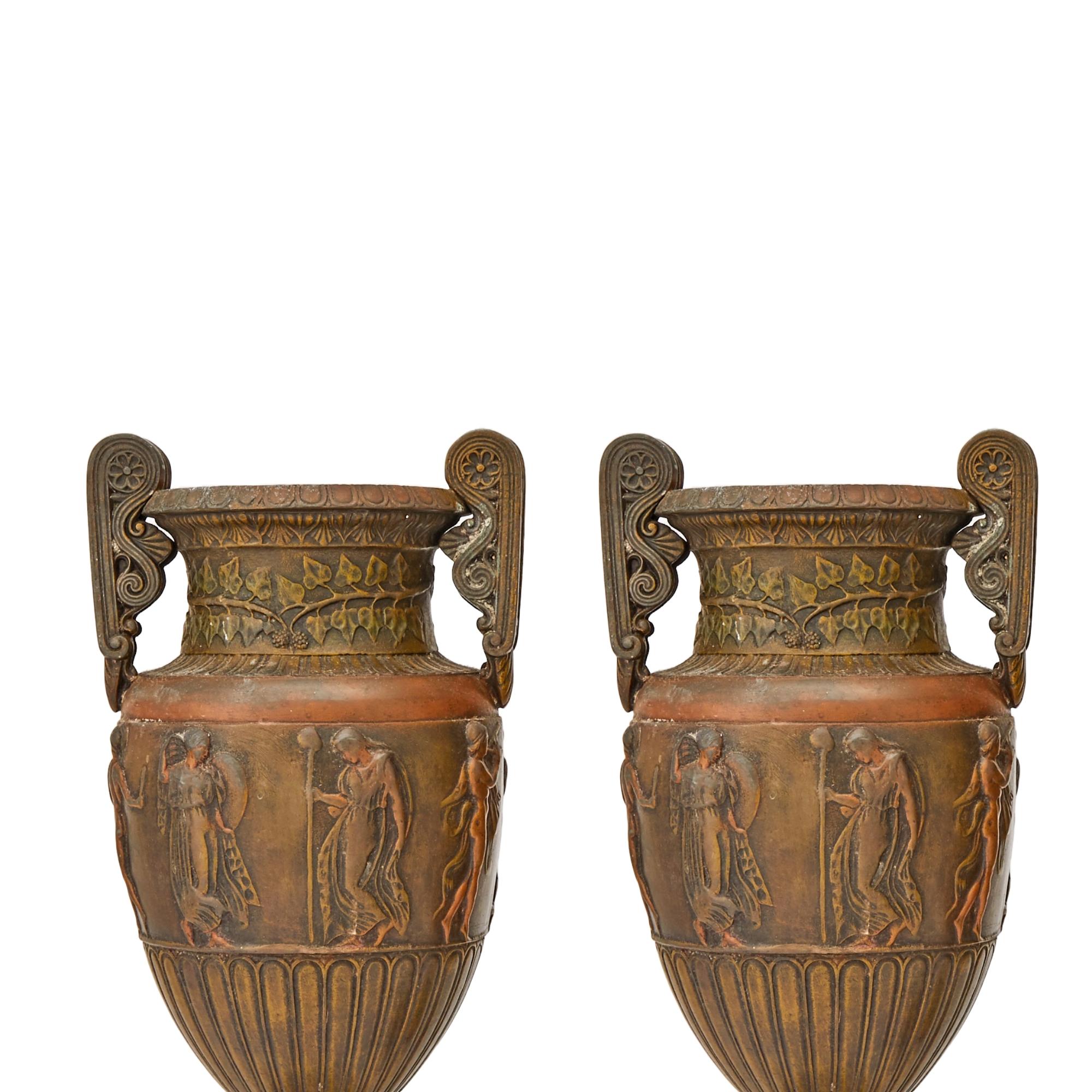 Patiné Ancienne urne décorative néoclassique française en bronze patiné avec base en marbre rouge en vente