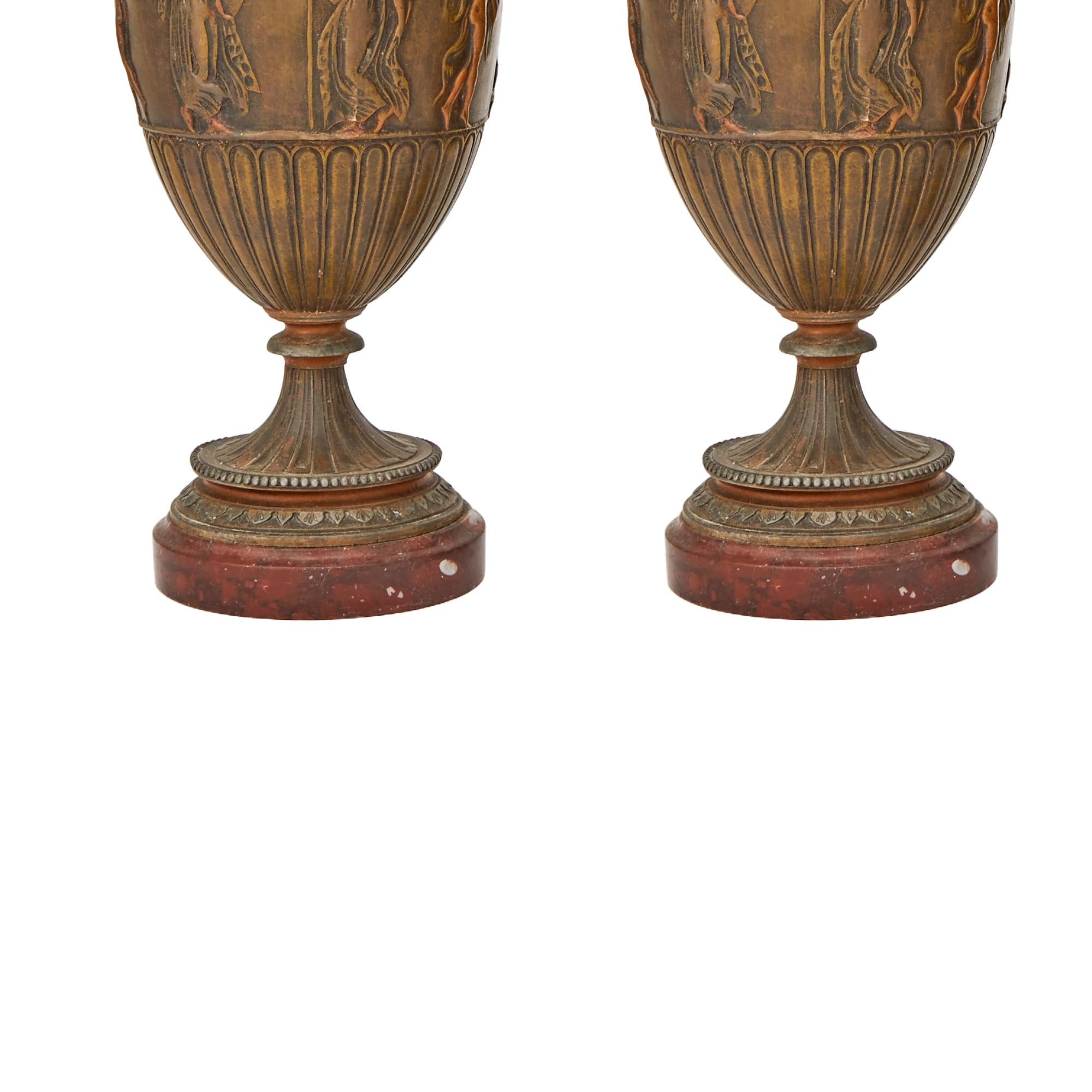 Ancienne urne décorative néoclassique française en bronze patiné avec base en marbre rouge Bon état - En vente à Tarry Town, NY