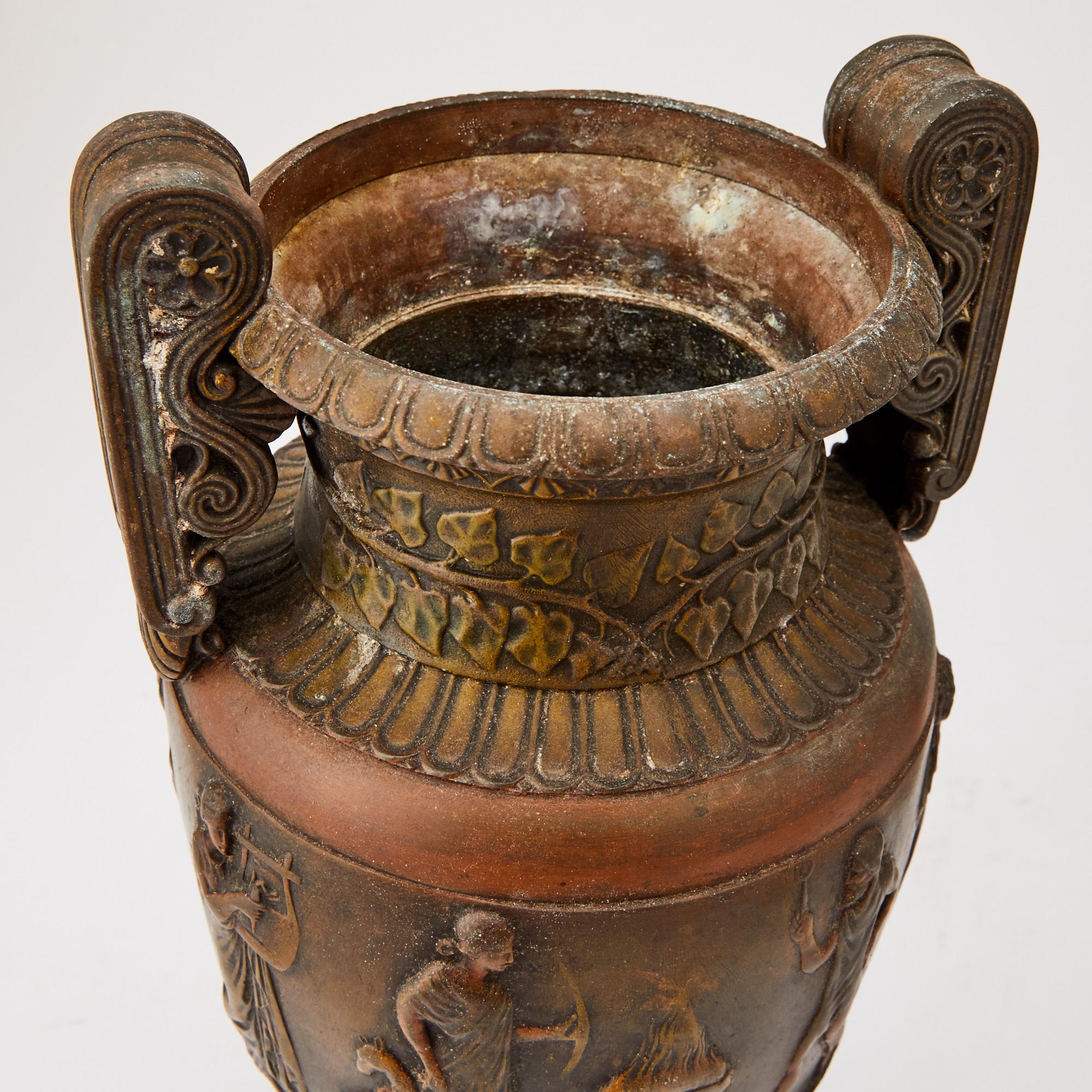 XIXe siècle Ancienne urne décorative néoclassique française en bronze patiné avec base en marbre rouge en vente