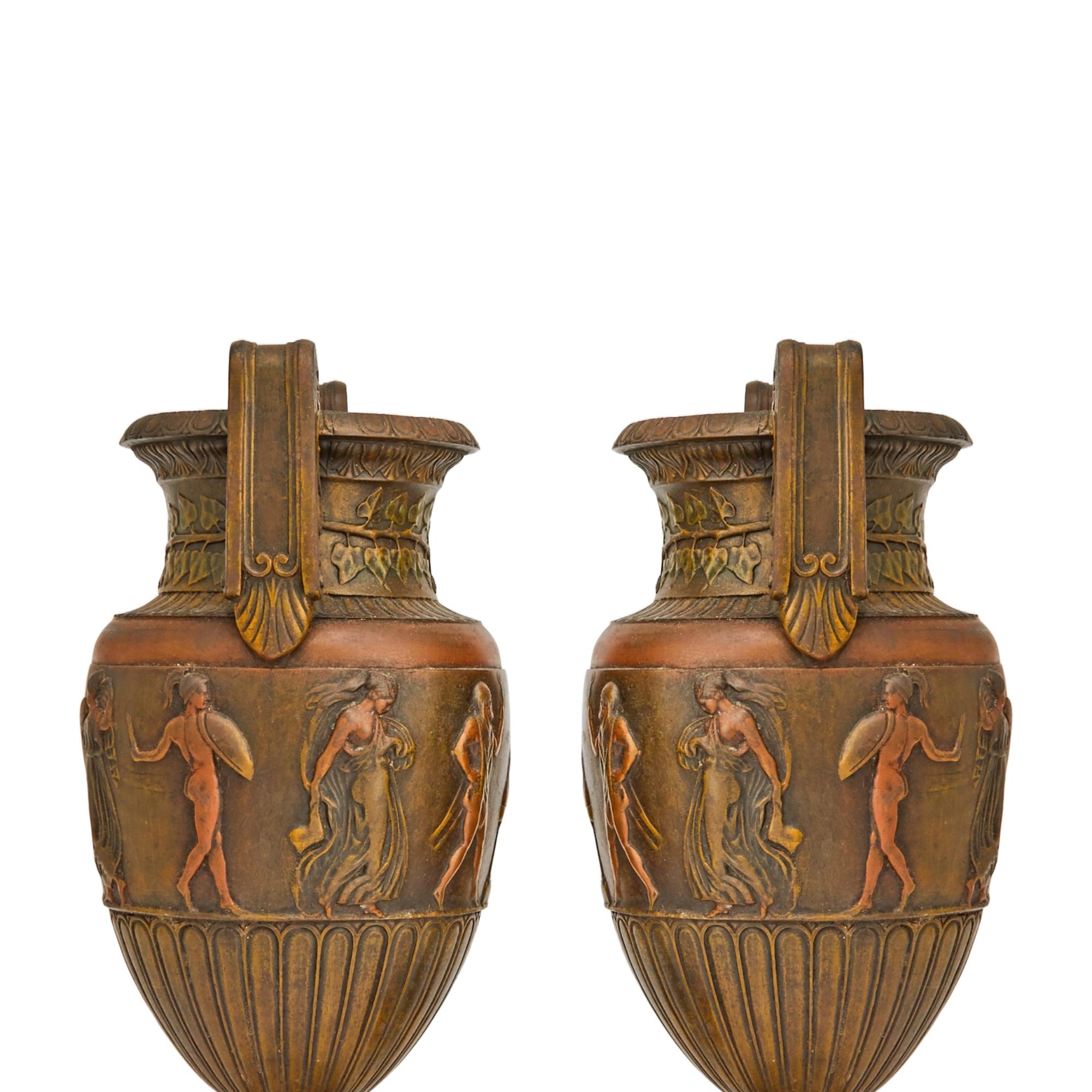 Ancienne urne décorative néoclassique française en bronze patiné avec base en marbre rouge en vente 2