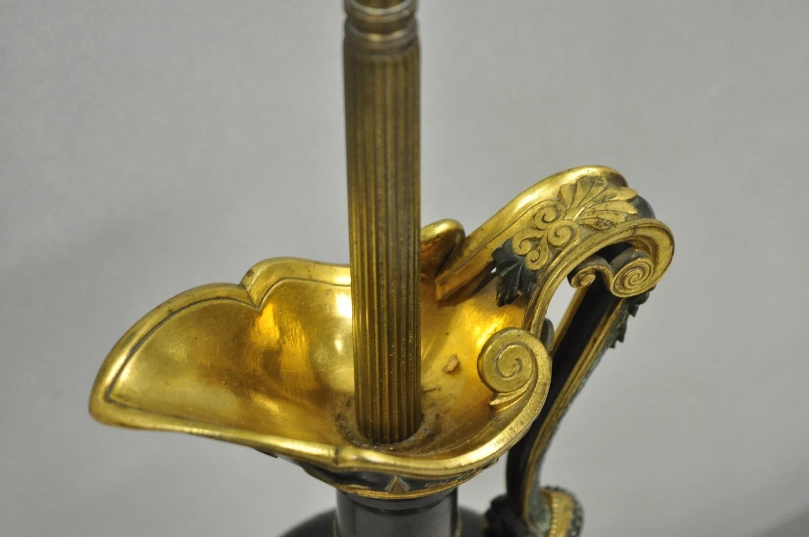 Antique French Neoclassical Patinated & Gilt Bronze Figural Ewer Urn Table Lamp (Lampada da tavolo) in vendita 4