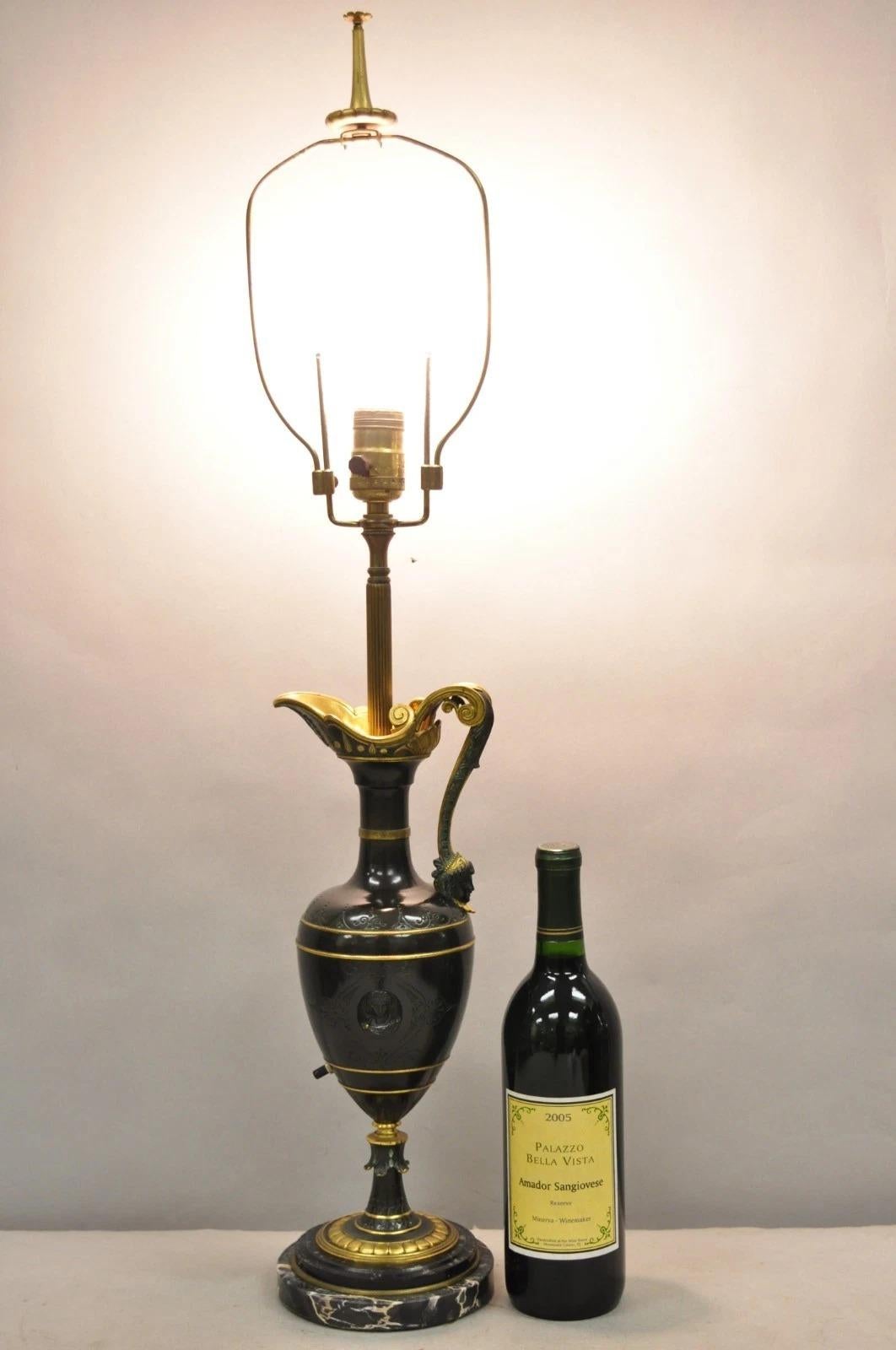 Antique French Neoclassical Patinated & Gilt Bronze Figural Cameo Ewer Urn Table Lamp on Round Marble Base. Circa all'inizio del XX secolo. Misure: 32