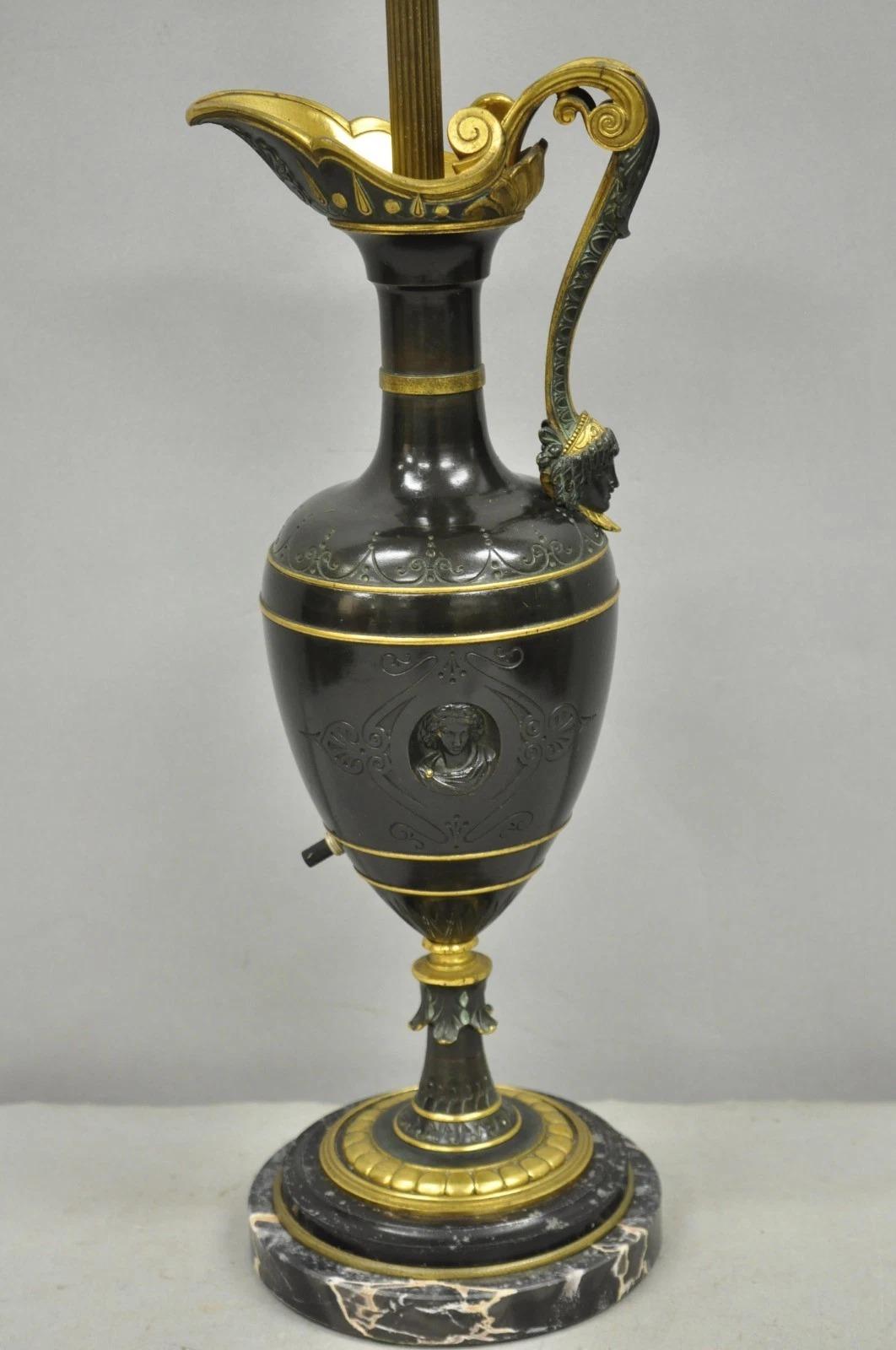 Neoclassico Antique French Neoclassical Patinated & Gilt Bronze Figural Ewer Urn Table Lamp (Lampada da tavolo) in vendita