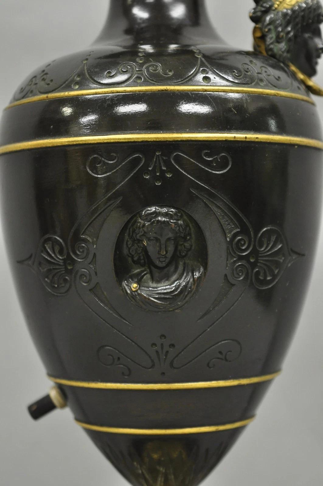 Sconosciuto Antique French Neoclassical Patinated & Gilt Bronze Figural Ewer Urn Table Lamp (Lampada da tavolo) in vendita