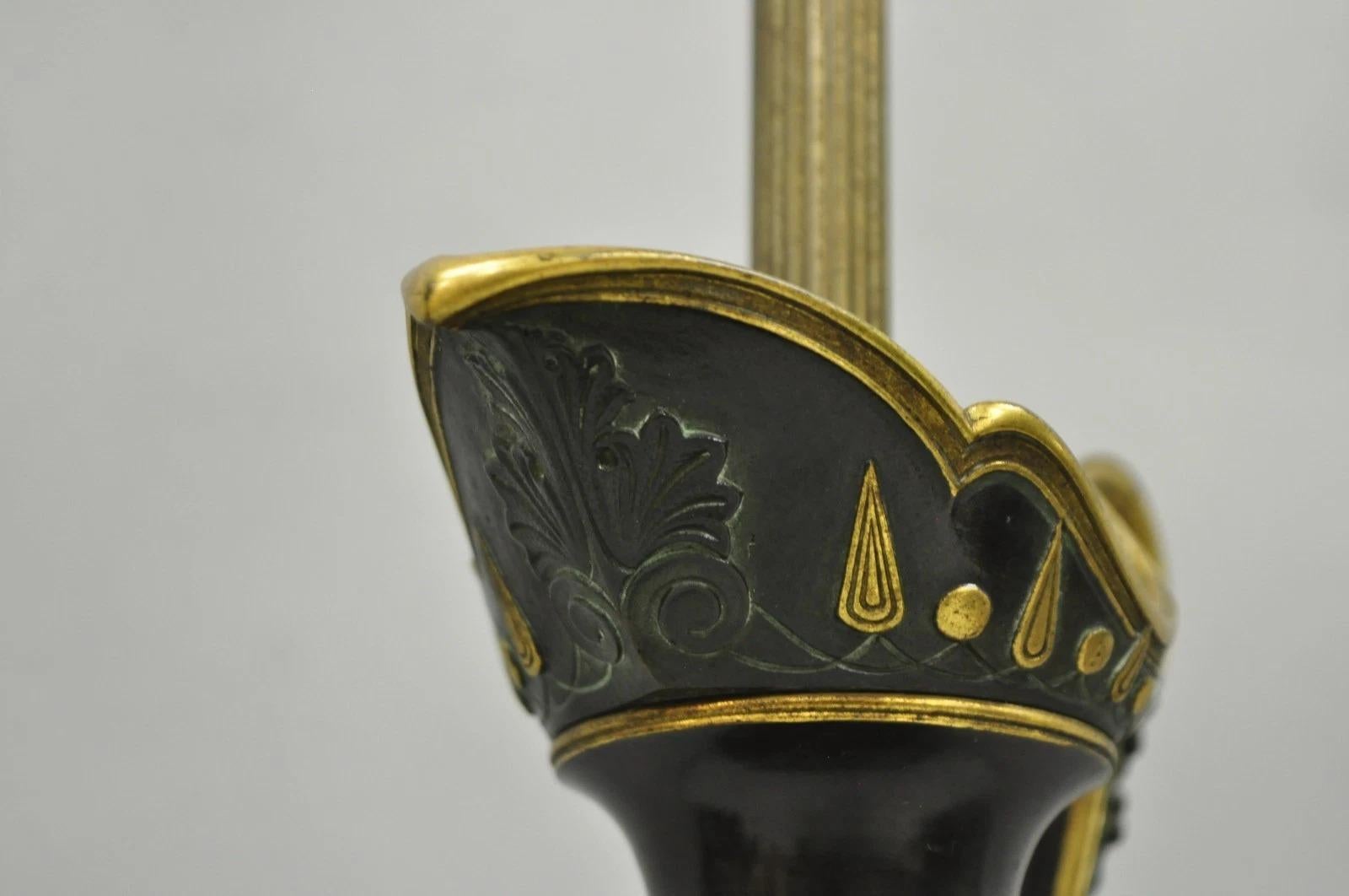 Antique French Neoclassical Patinated & Gilt Bronze Figural Ewer Urn Table Lamp (Lampada da tavolo) In condizioni buone in vendita a Philadelphia, PA