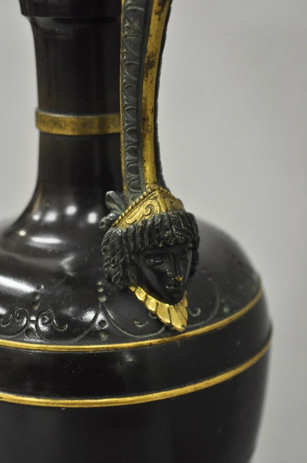 Bronzo Antique French Neoclassical Patinated & Gilt Bronze Figural Ewer Urn Table Lamp (Lampada da tavolo) in vendita