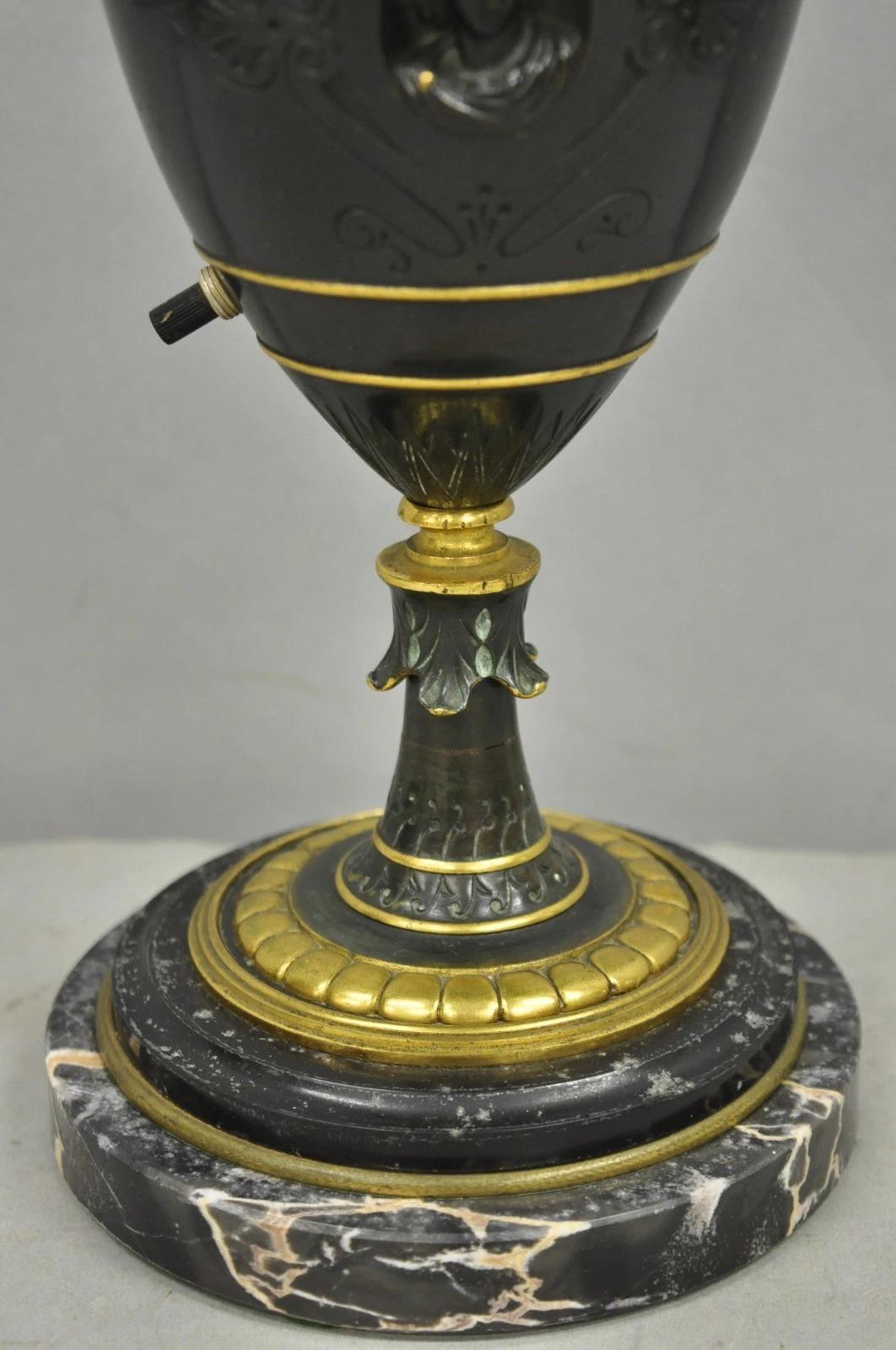 Antique French Neoclassical Patinated & Gilt Bronze Figural Ewer Urn Table Lamp (Lampada da tavolo) in vendita 1