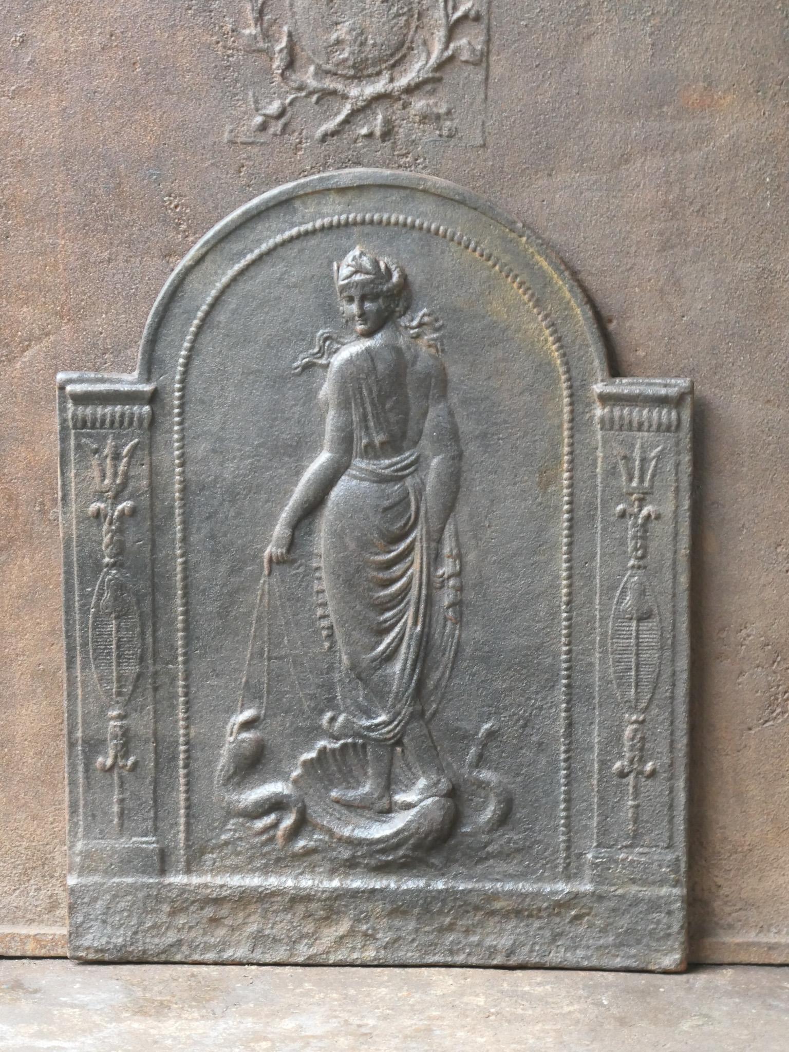 Caminetto francese d'epoca neoclassica del XVIII-XIX secolo.

Lo schienale è in ghisa e presenta una patina marrone naturale. Su richiesta può essere realizzato in nero o peltro senza costi aggiuntivi. È in buone condizioni e non presenta crepe.