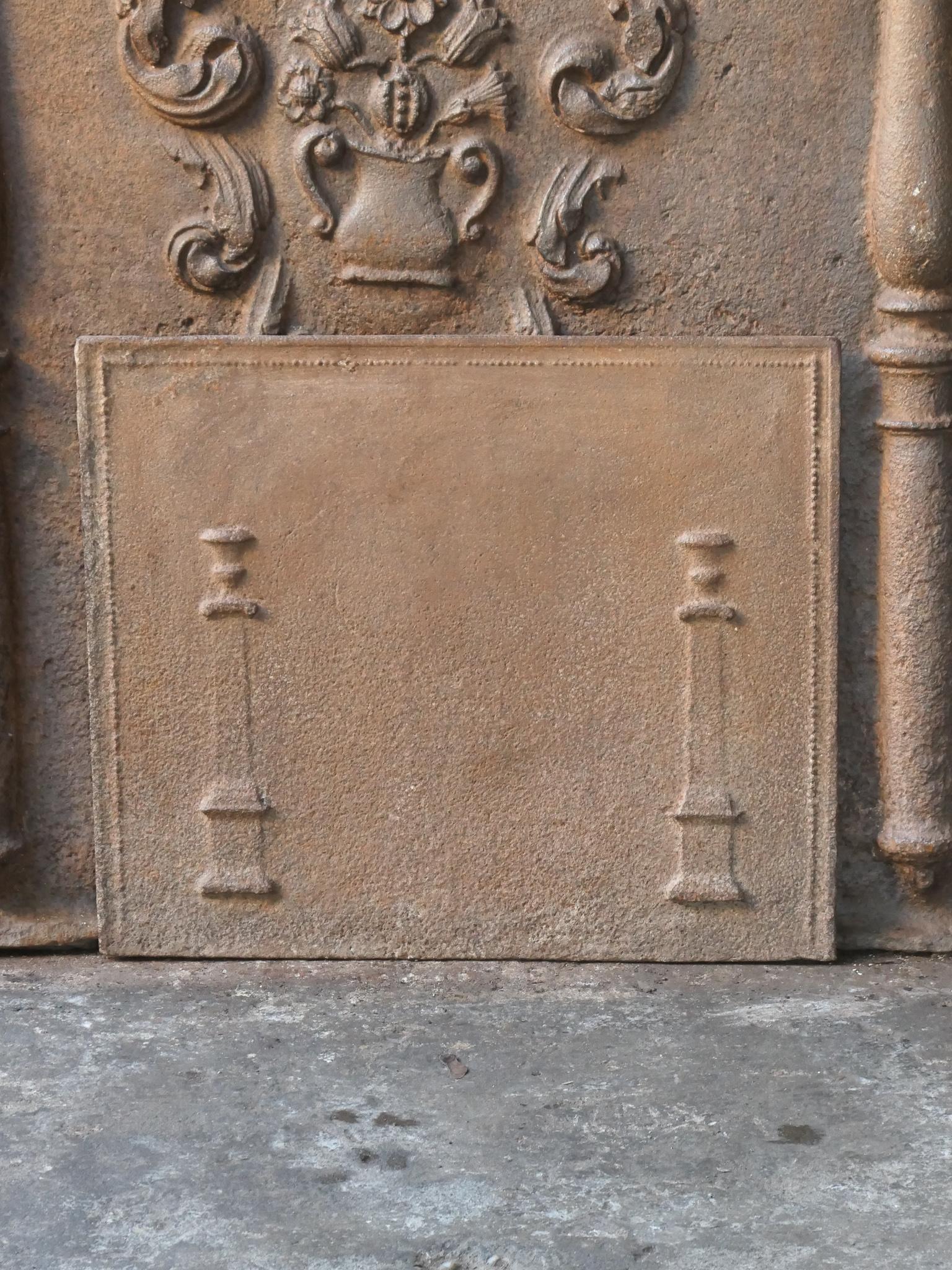 Caminetto neoclassico francese del XVIII-XIX secolo con due pilastri della libertà. I pilastri simboleggiano il valore della libertà, uno dei tre valori della rivoluzione francese. 

Lo schienale del caminetto è in ghisa e presenta una patina