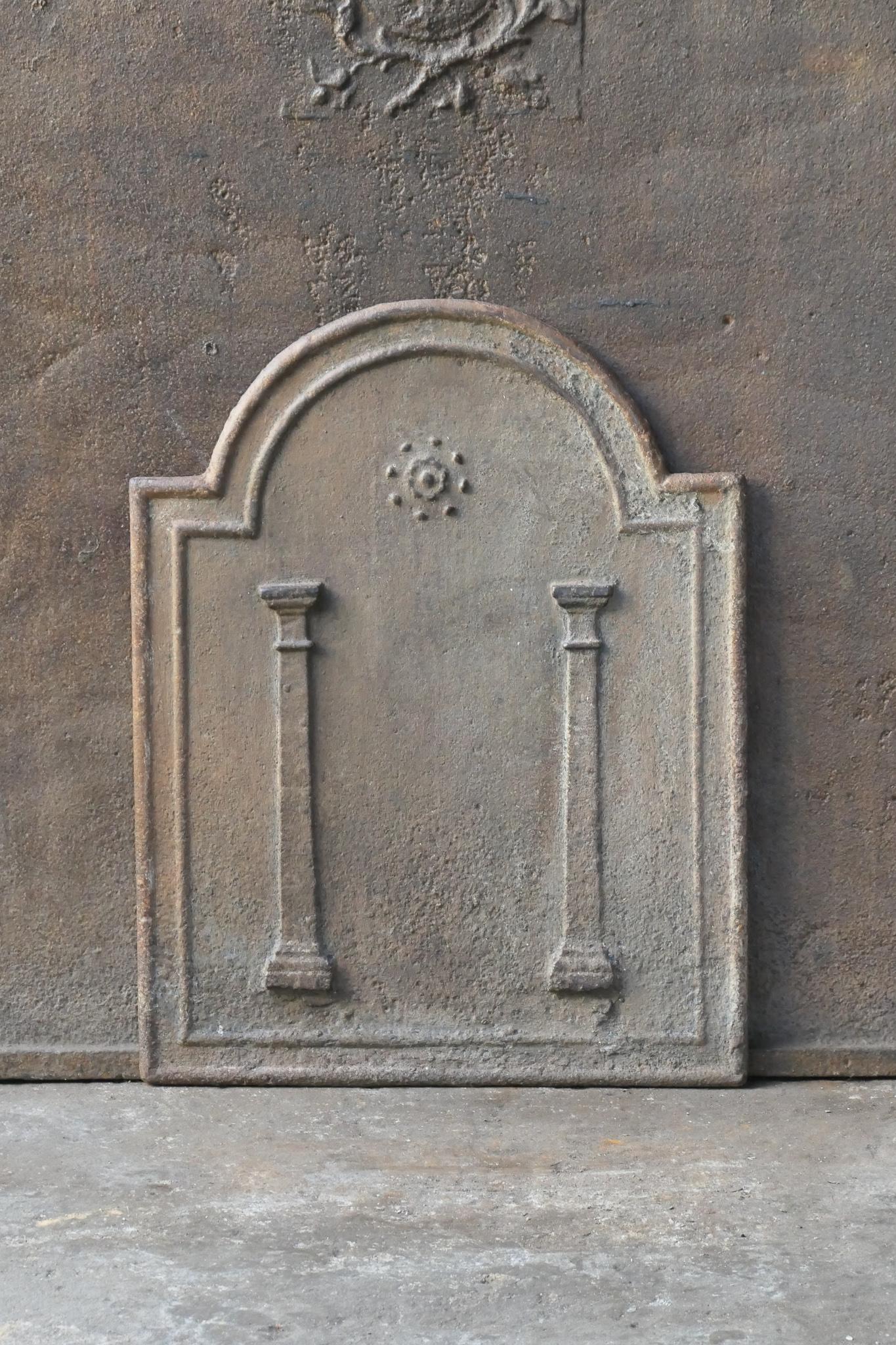 Néoclassique Plaque de cheminée néoclassique française ancienne Pillars of Freedom en vente