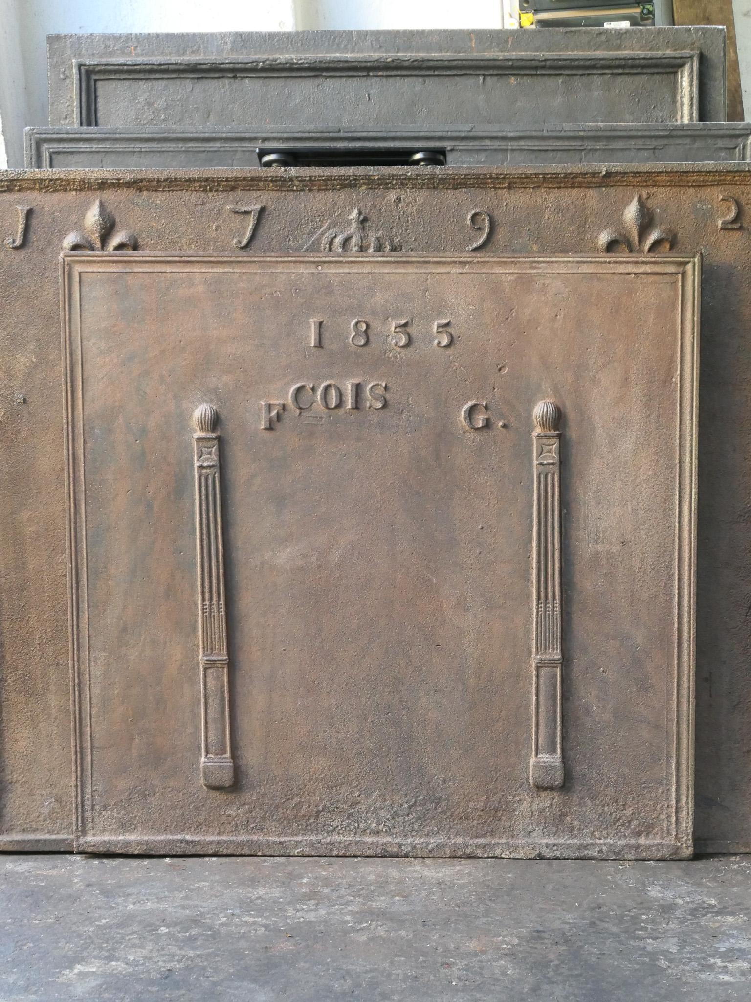 Plaque de cheminée néoclassique française du XIXe siècle avec deux piliers de la liberté. Les piliers symbolisent la valeur liberté, l'une des trois valeurs de la Révolution française. La date de production, 1855, est également gravée sur la plaque
