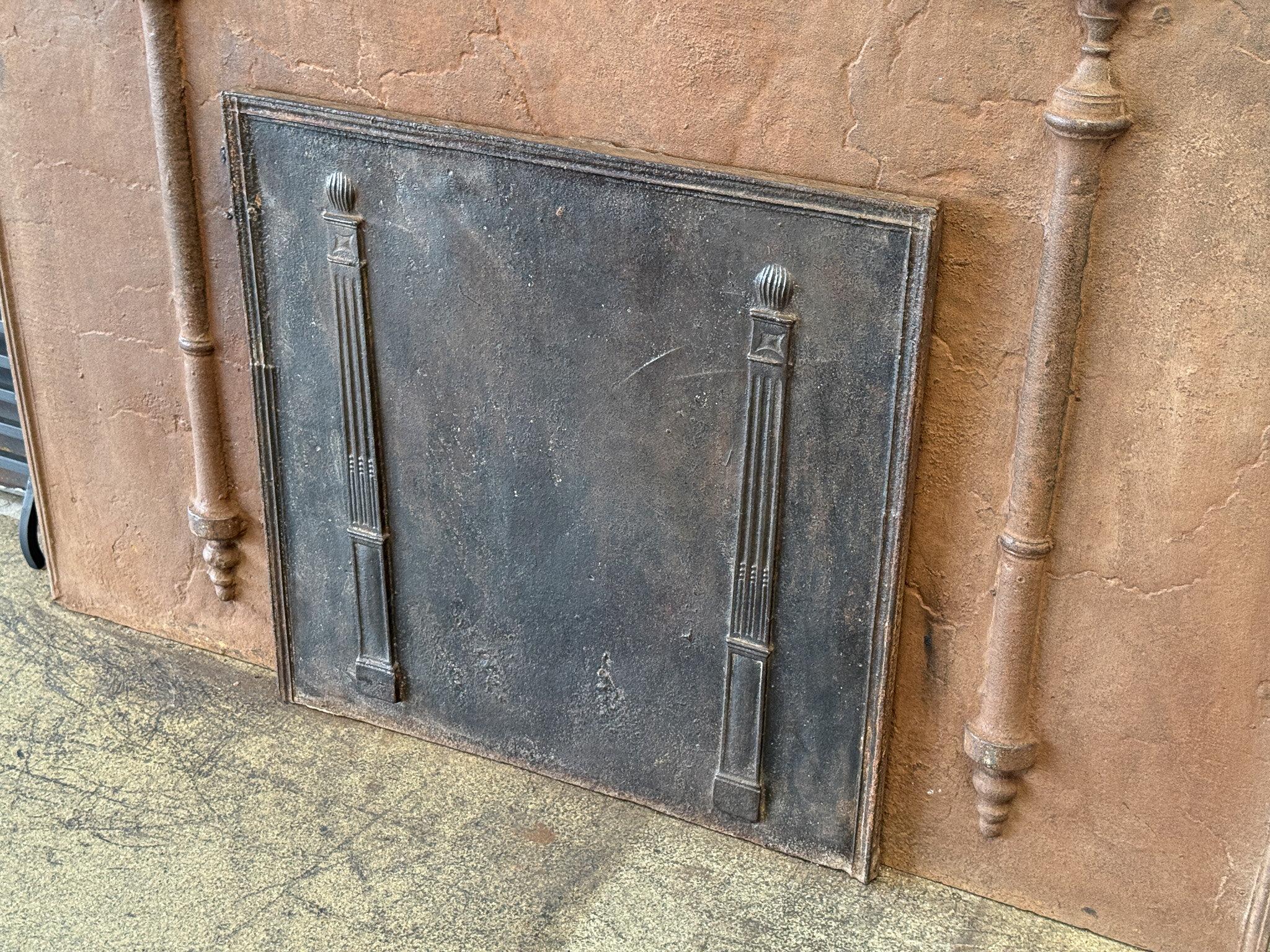 Parafuoco francese del XIX secolo di epoca neoclassica con due pilastri della libertà. I pilastri simboleggiano il valore della libertà, uno dei tre valori della rivoluzione francese. 

Lo schienale è in ghisa e presenta una patina marrone naturale.