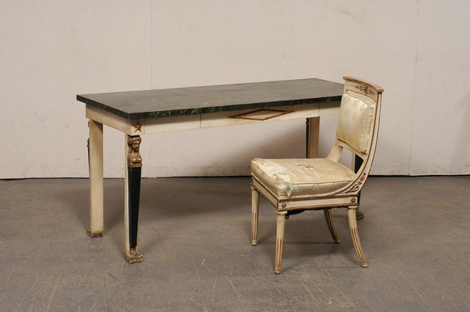 Ein französischer Schreibtisch mit Stuhl im neoklassizistischen Stil, mit originaler Lackierung, aus dem frühen 20. Dieses antike Set aus Frankreich besteht aus einem Schreibtisch mit einer lackierten Platte aus Kunstmarmor, einer Schürze mit Stern-