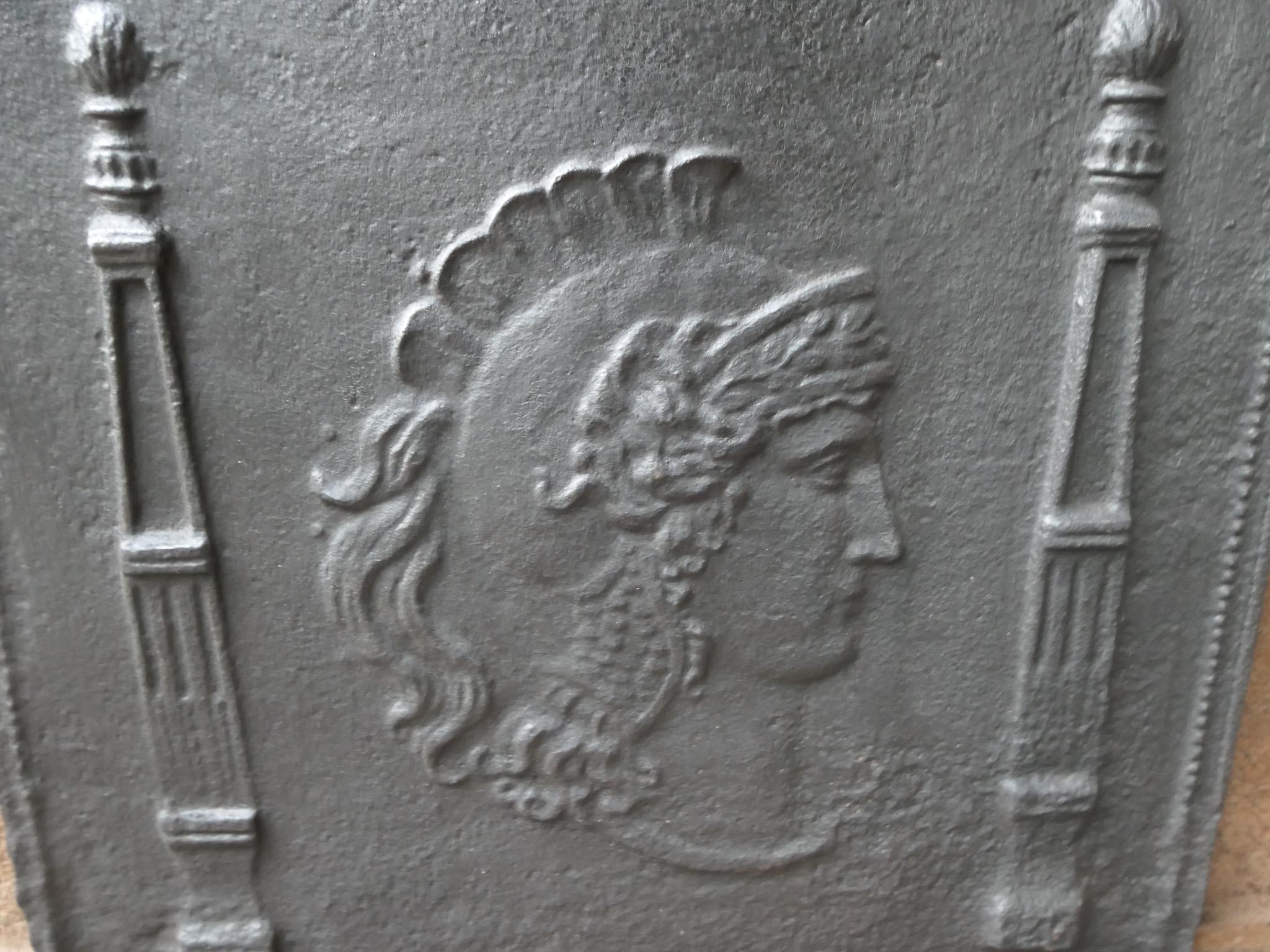 Antike französische neoklassische 'Römischer Soldat' Kaminrückwand / Aufkantung (Eisen) im Angebot
