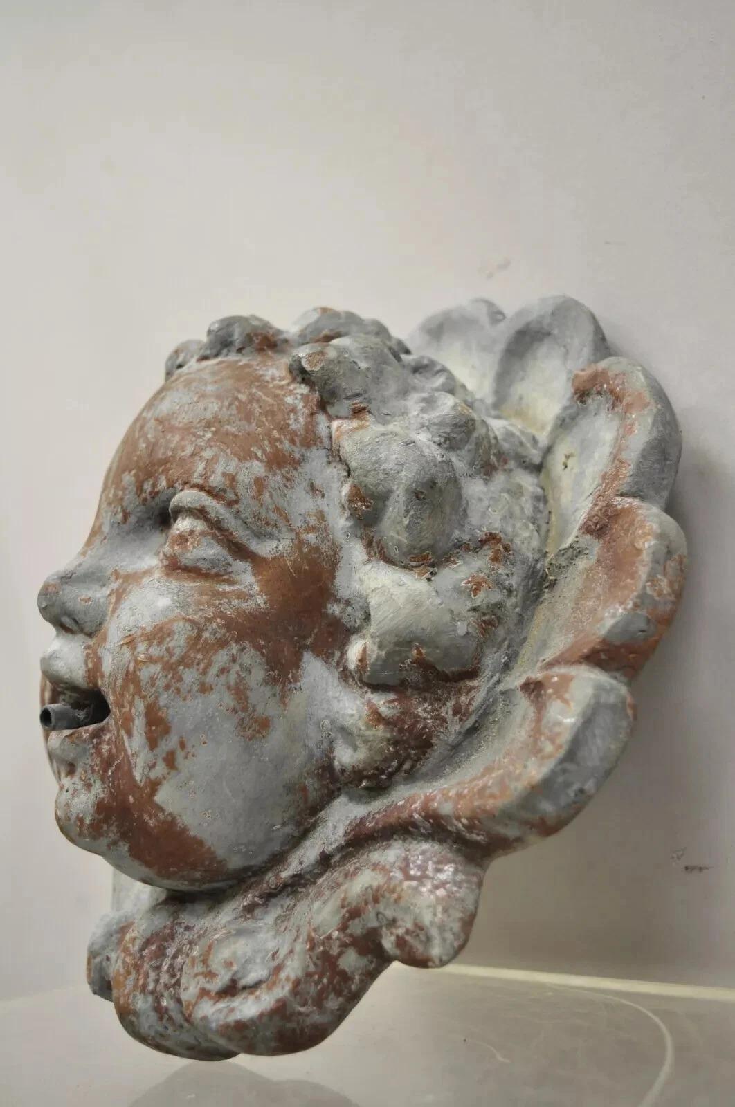 Antique French Neoclassico Piccola fontana da giardino con testa di cherubino in piombo in vendita 4