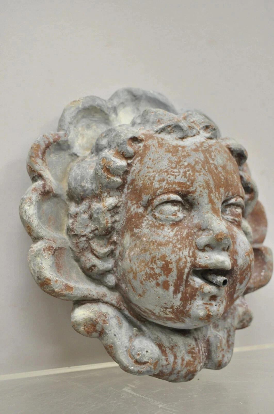 Antique French Neoclassical Small Lead Cherub Head Garden Wall Fountain. L'oggetto presenta una forma in piombo ben fusa, con dettagli e patina meravigliosi, circa 10 libbre. Circa all'inizio del XX secolo. Misure: 9