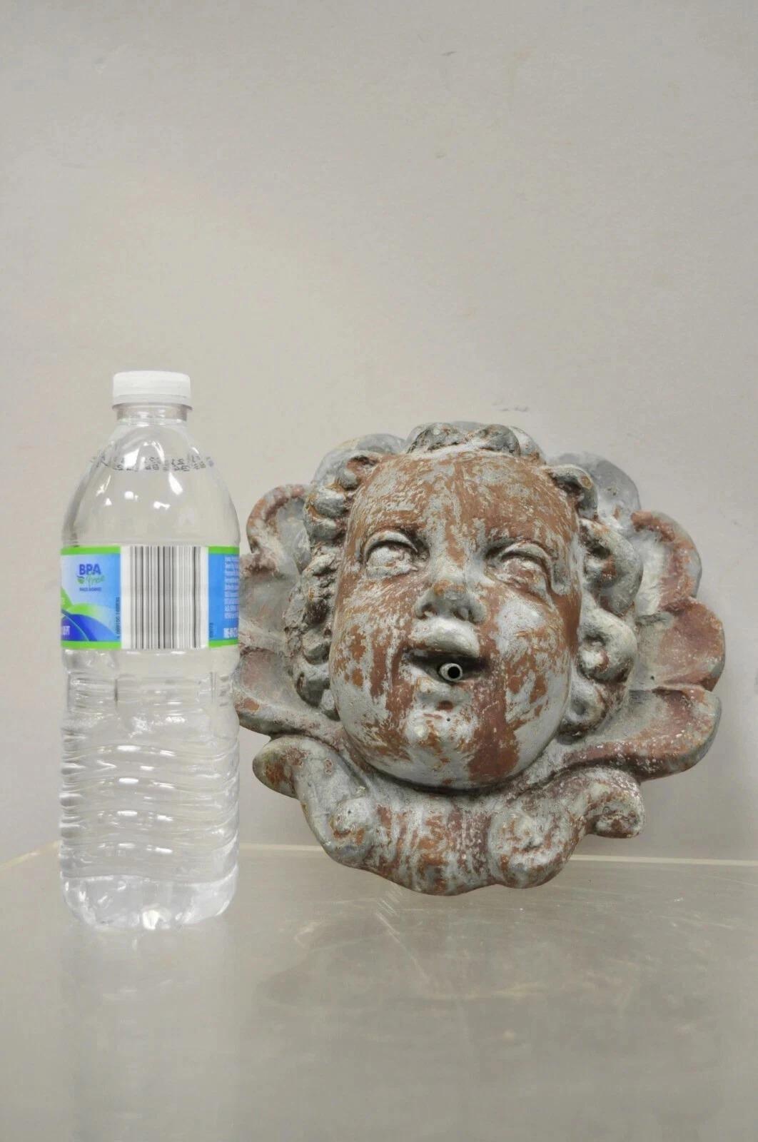 Sconosciuto Antique French Neoclassico Piccola fontana da giardino con testa di cherubino in piombo in vendita