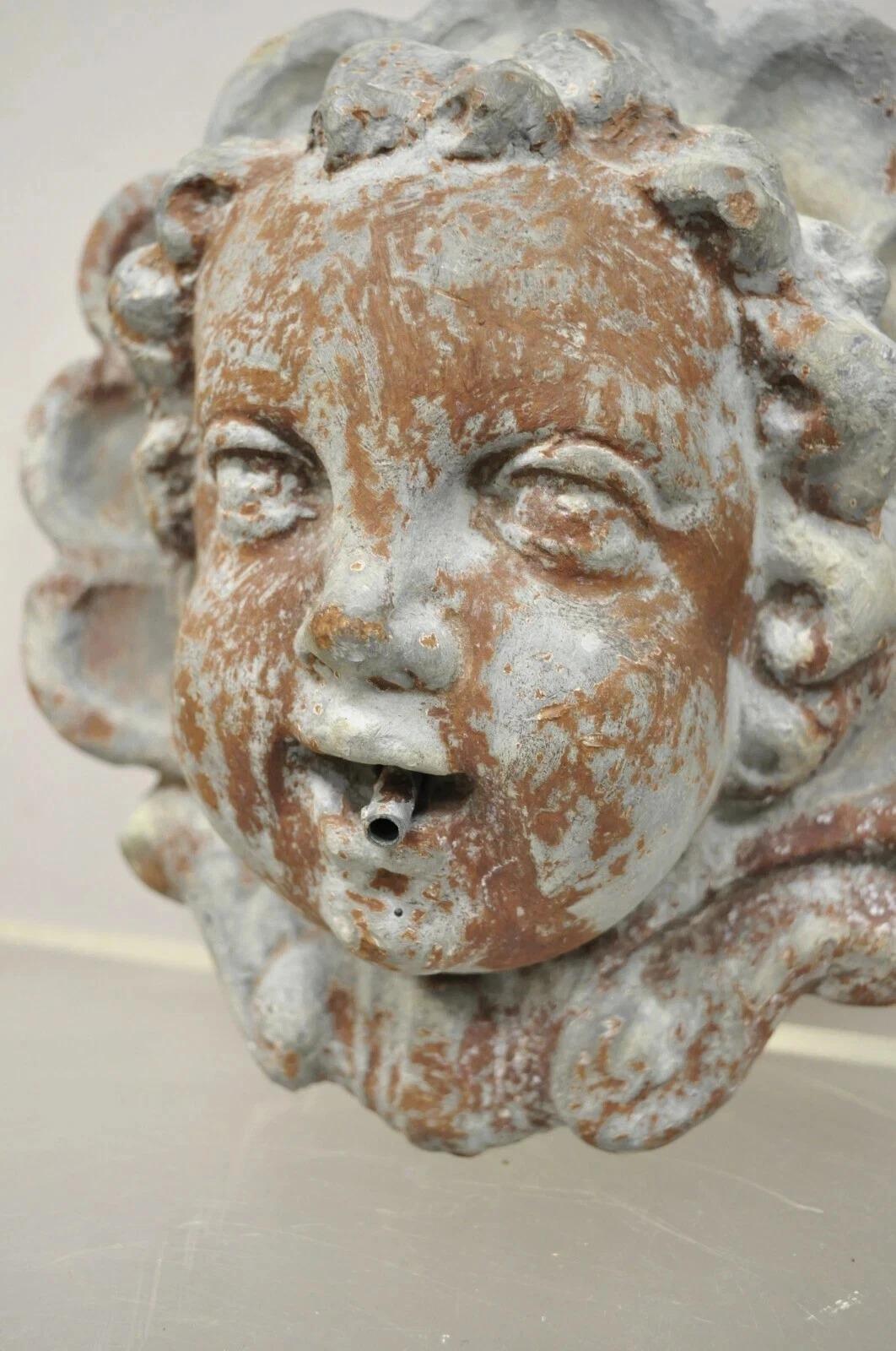 Antique French Neoclassico Piccola fontana da giardino con testa di cherubino in piombo In condizioni buone in vendita a Philadelphia, PA