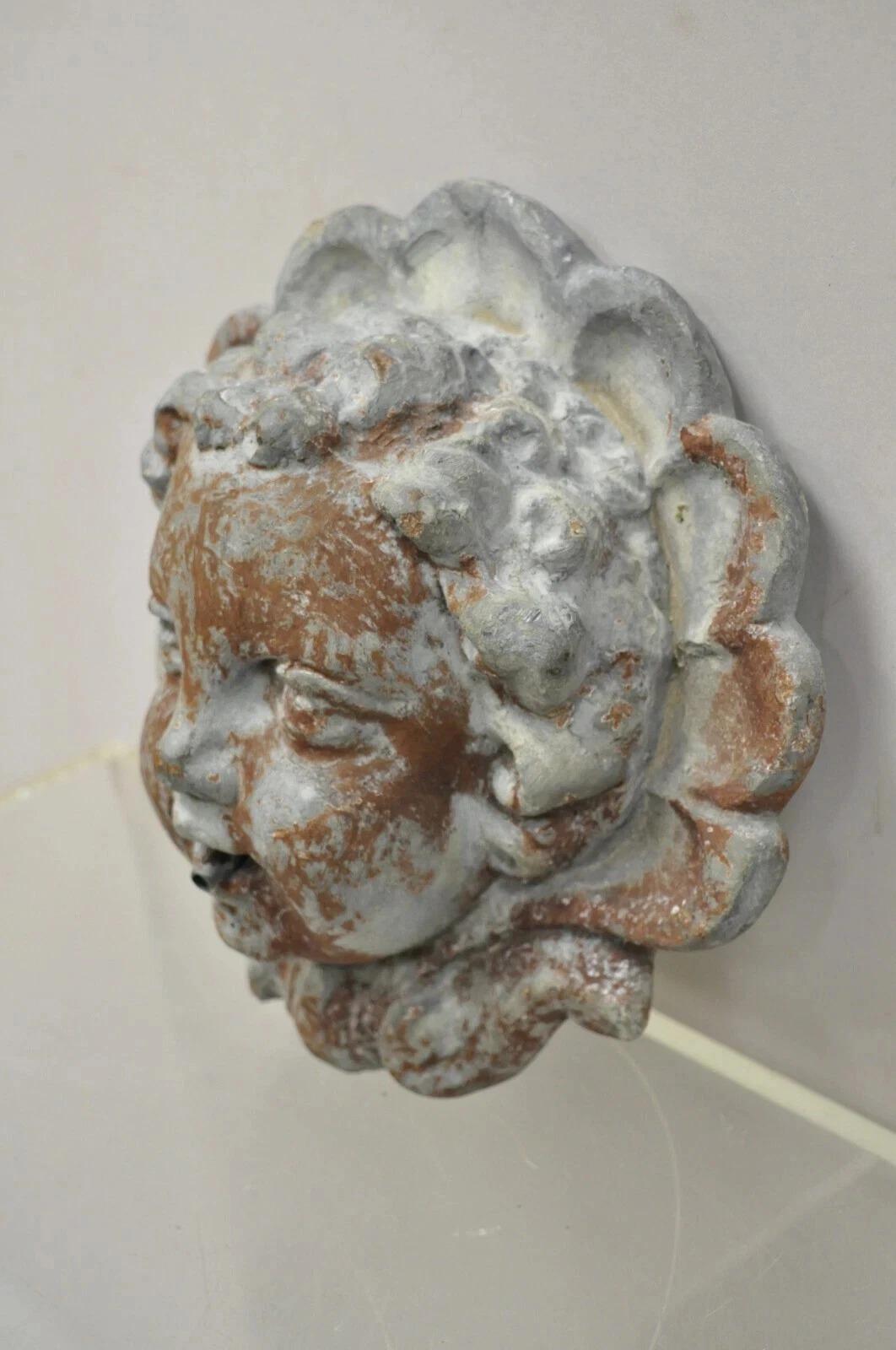 Piombo Antique French Neoclassico Piccola fontana da giardino con testa di cherubino in piombo in vendita
