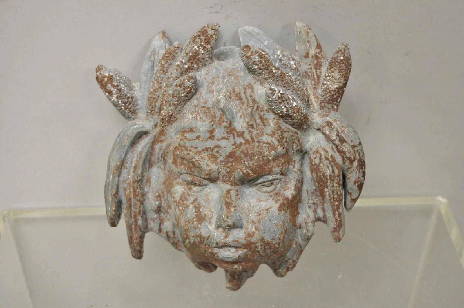 Antique French Neoclassical Small Lead Cherub Head Wall Fountain Garden Art siglo XX en venta