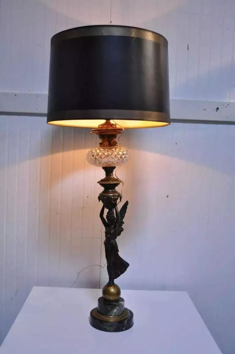 Lampe de table française ancienne de style néoclassique jeune fille figurative en bronze et marbre en vente 3