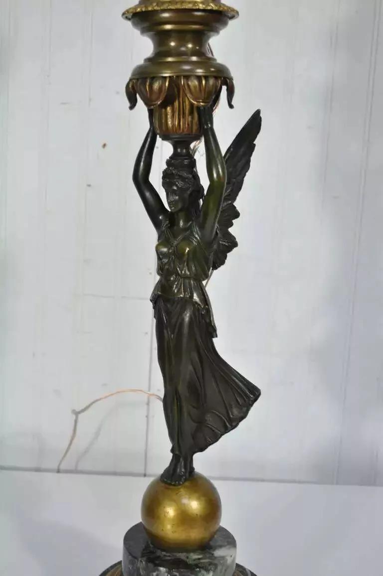 A.I.C. C'est une lampe de table en bronze doré et marbre de style néoclassique avec abat-jour. L'objet présente un bronze doré et patiné, un beau marbre et une monture en verre taillé provenant de son installation d'origine en tant que lampe à gaz.