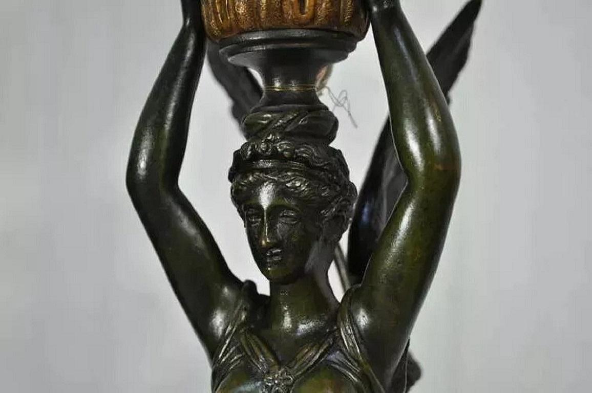 Néoclassique Lampe de table française ancienne de style néoclassique jeune fille figurative en bronze et marbre en vente