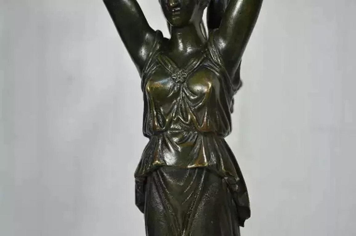 Inconnu Lampe de table française ancienne de style néoclassique jeune fille figurative en bronze et marbre en vente
