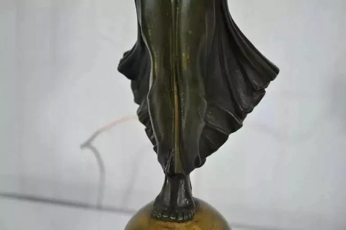 Lampe de table française ancienne de style néoclassique jeune fille figurative en bronze et marbre Bon état - En vente à Philadelphia, PA