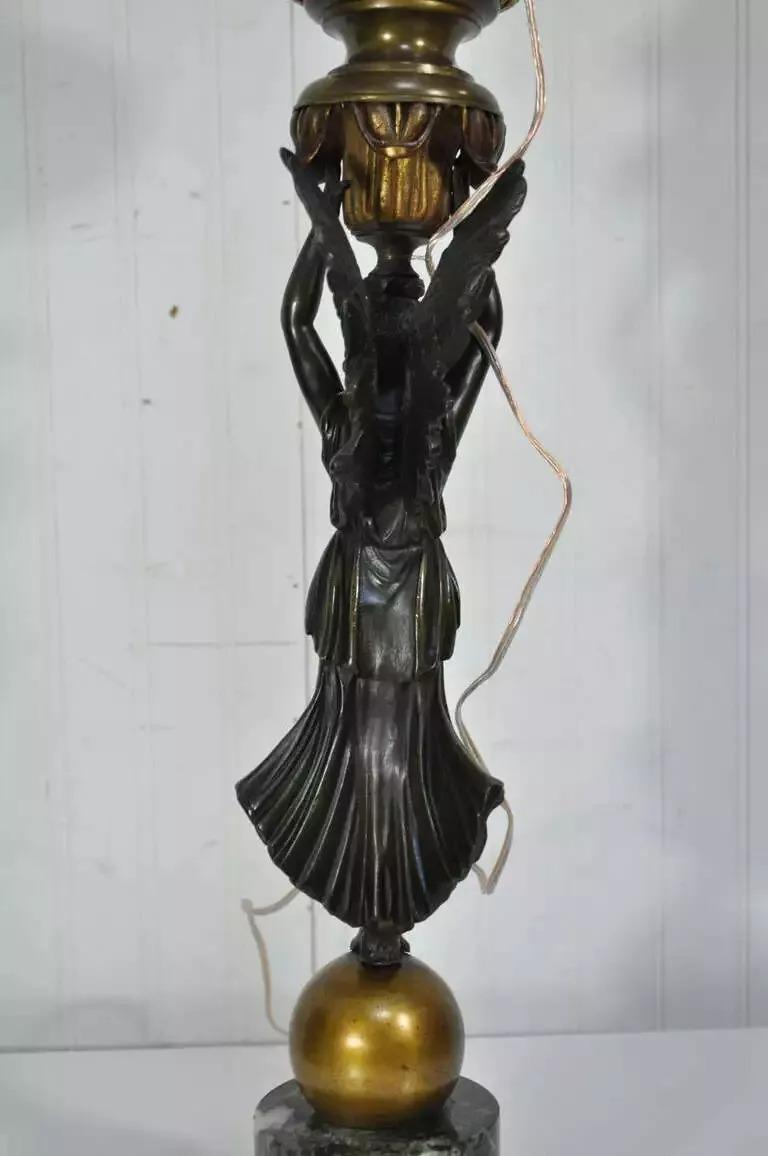 XIXe siècle Lampe de table française ancienne de style néoclassique jeune fille figurative en bronze et marbre en vente