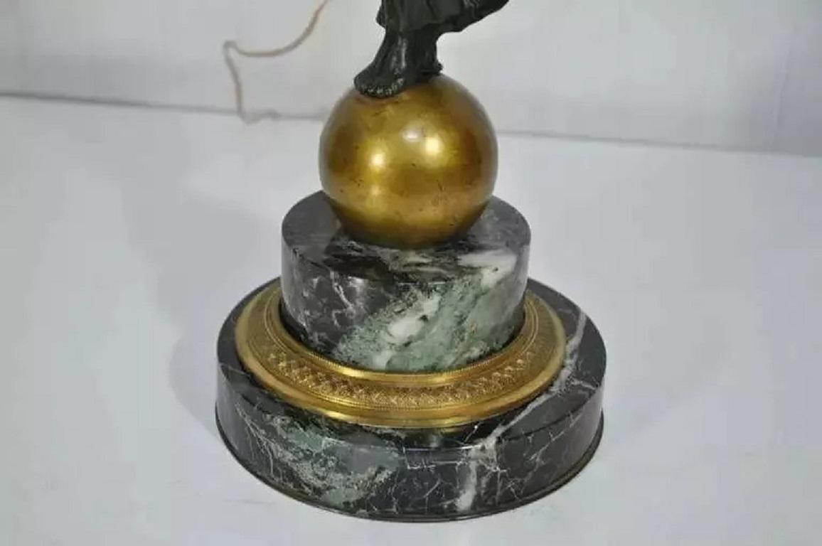 Lampe de table française ancienne de style néoclassique jeune fille figurative en bronze et marbre en vente 2