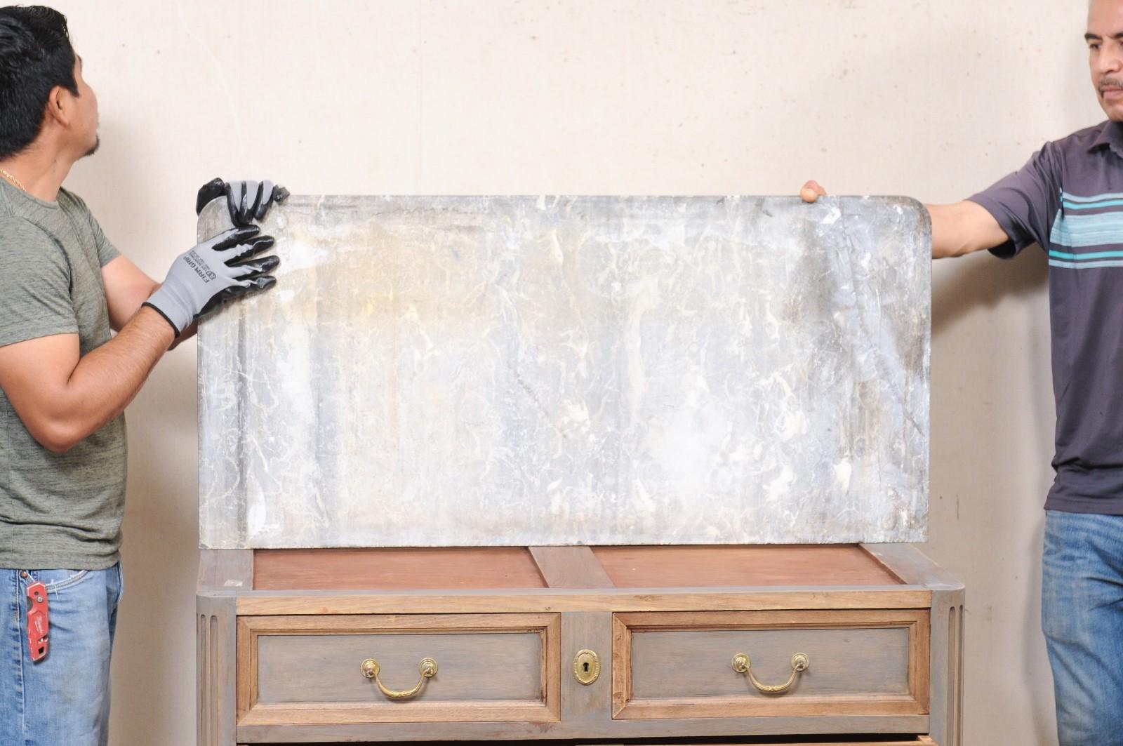 Antique French Commode in stile neoclassico con piano in marmo originale e ferramenta in ottone in vendita 3