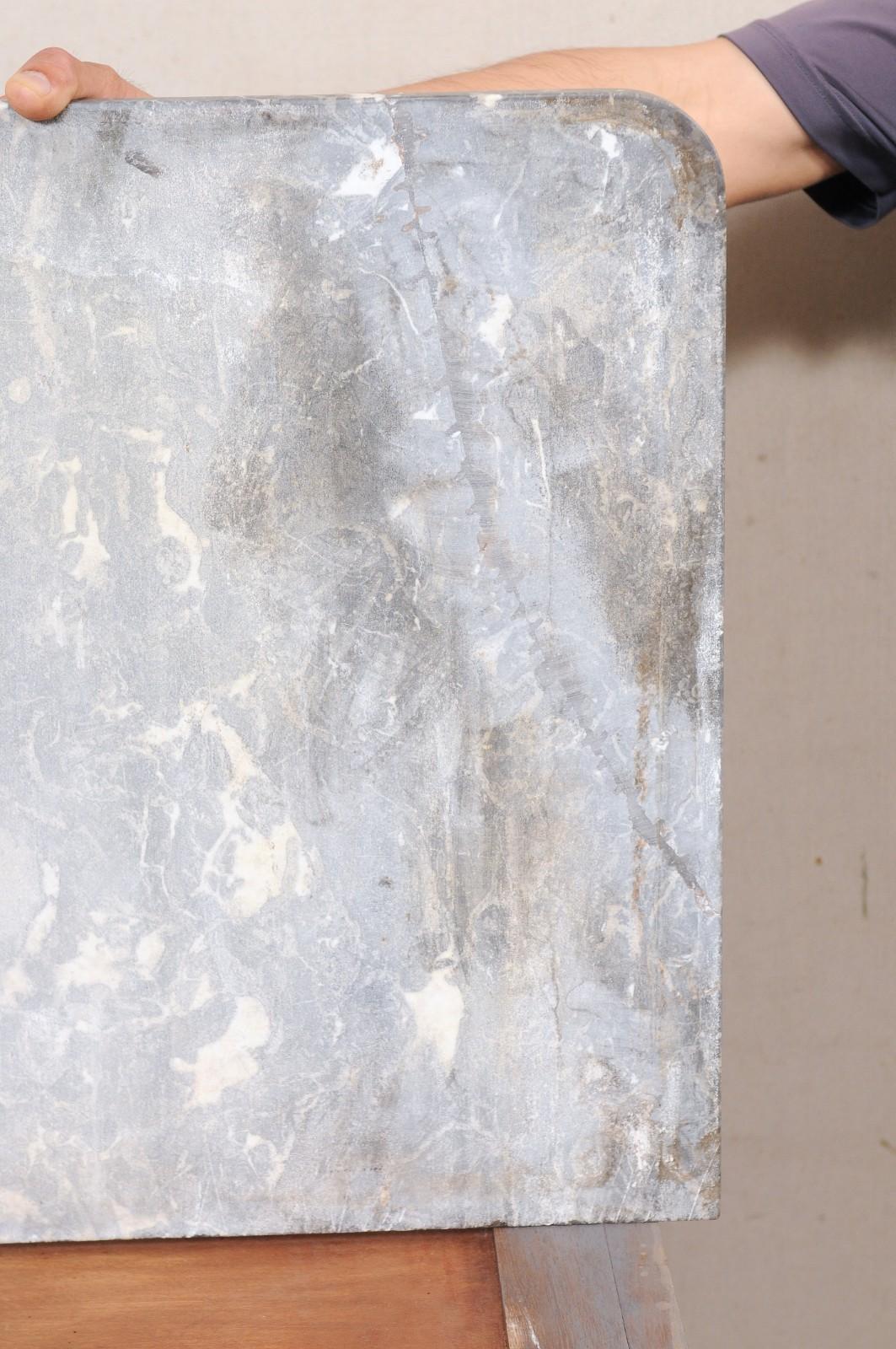 Antique French Commode in stile neoclassico con piano in marmo originale e ferramenta in ottone in vendita 4