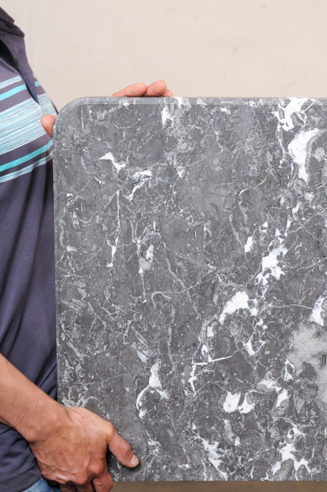 Antique French Commode in stile neoclassico con piano in marmo originale e ferramenta in ottone in vendita 5