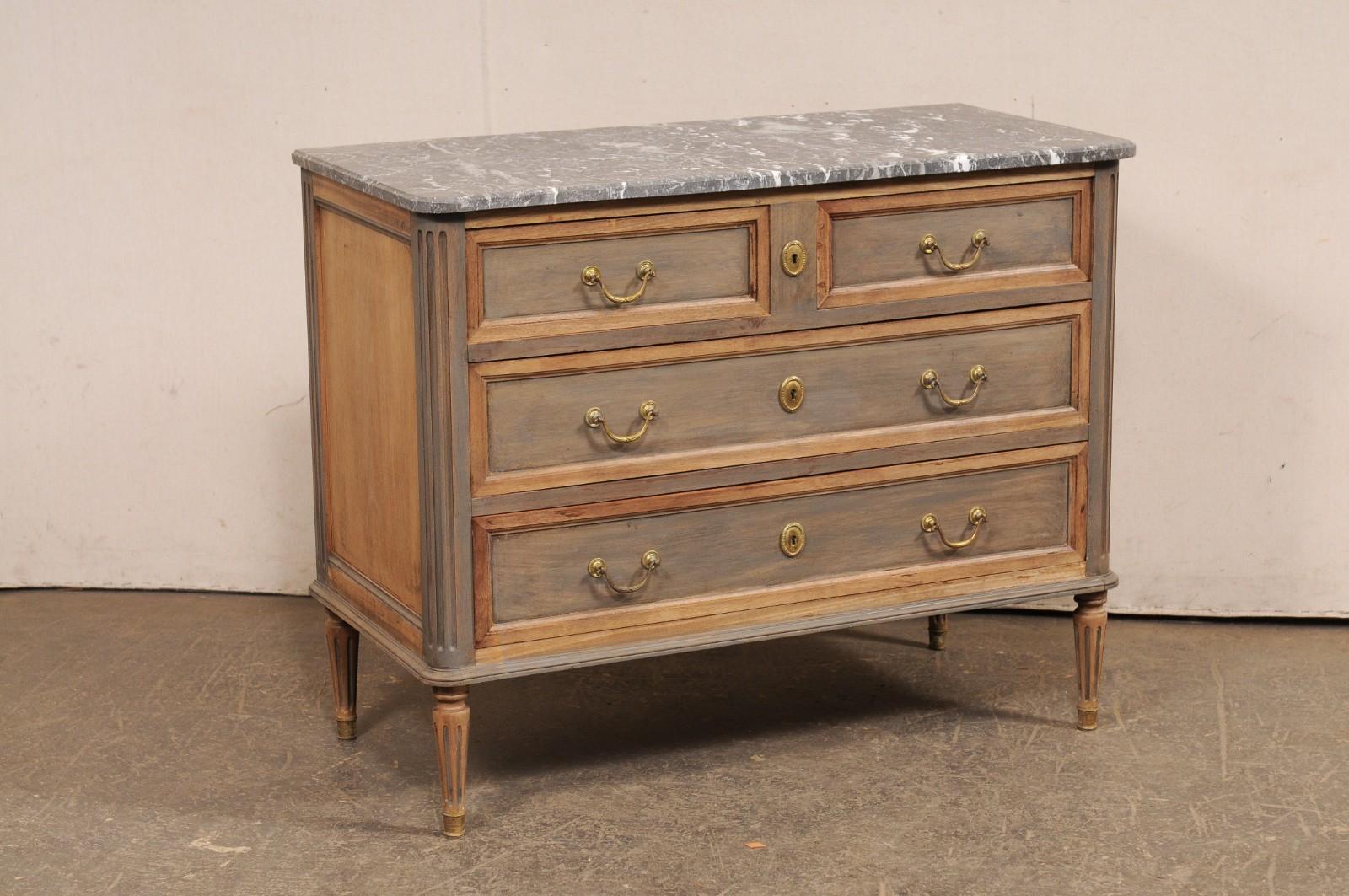 Antique French Commode in stile neoclassico con piano in marmo originale e ferramenta in ottone in vendita 6