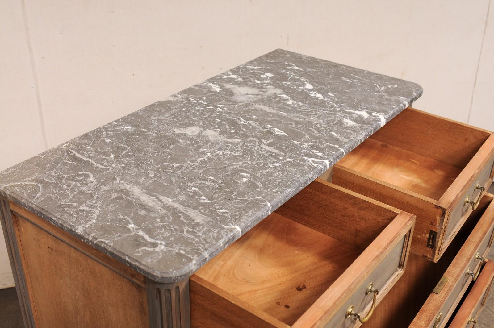 Antique French Commode in stile neoclassico con piano in marmo originale e ferramenta in ottone in vendita 7