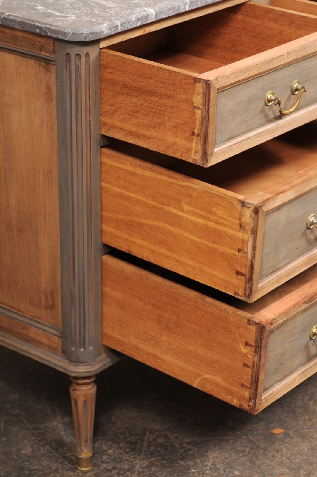 Antique French Commode in stile neoclassico con piano in marmo originale e ferramenta in ottone in vendita 8