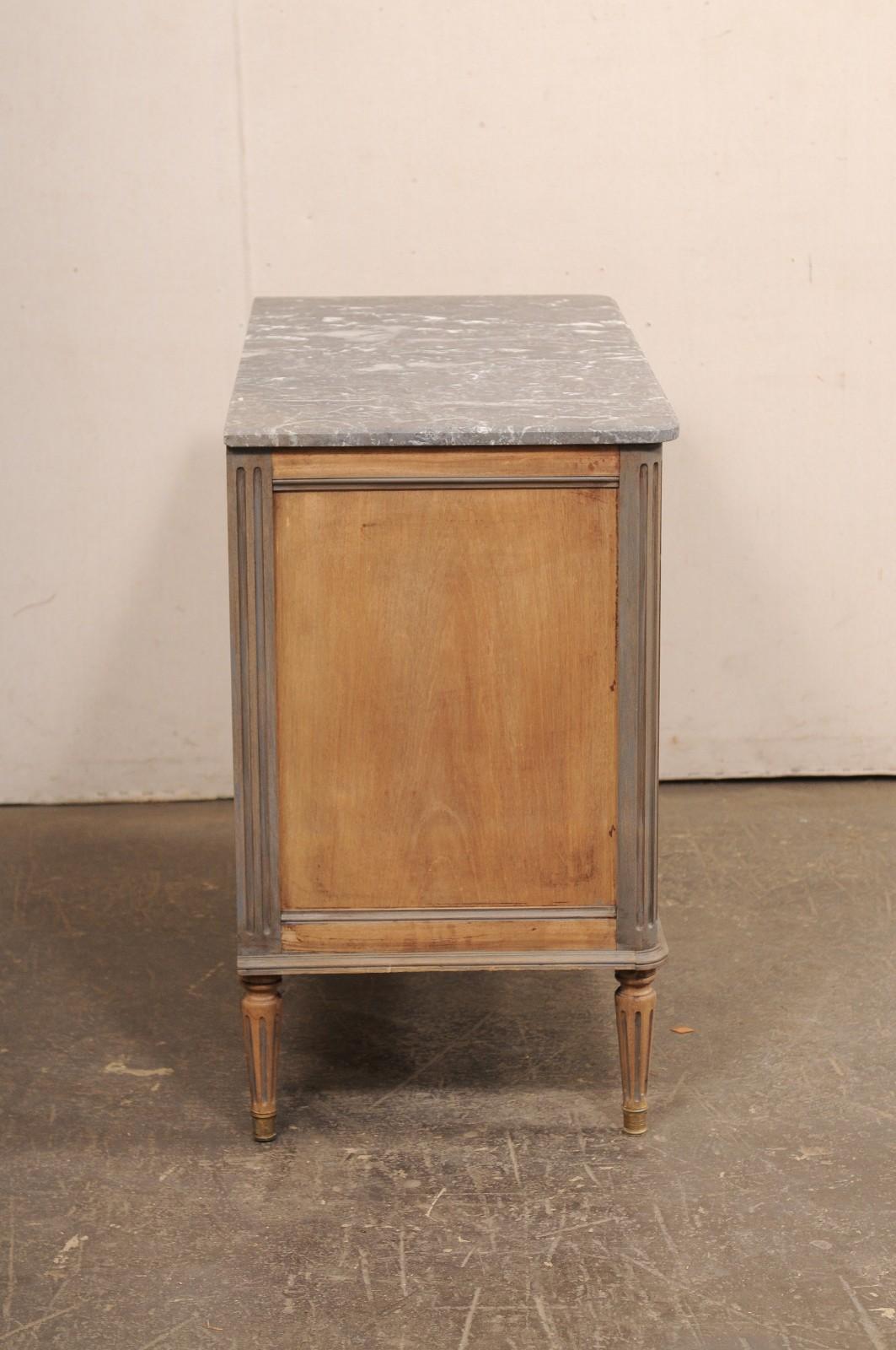 Neoclassico Antique French Commode in stile neoclassico con piano in marmo originale e ferramenta in ottone in vendita