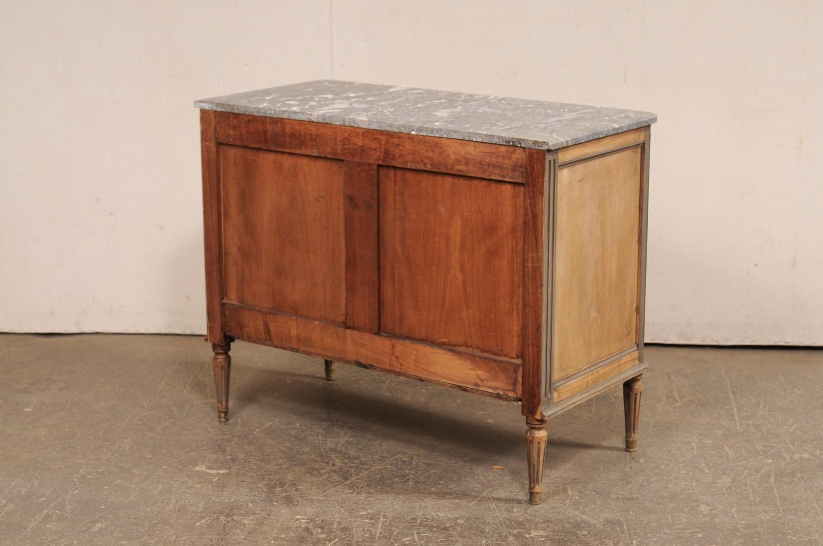 Francese Antique French Commode in stile neoclassico con piano in marmo originale e ferramenta in ottone in vendita