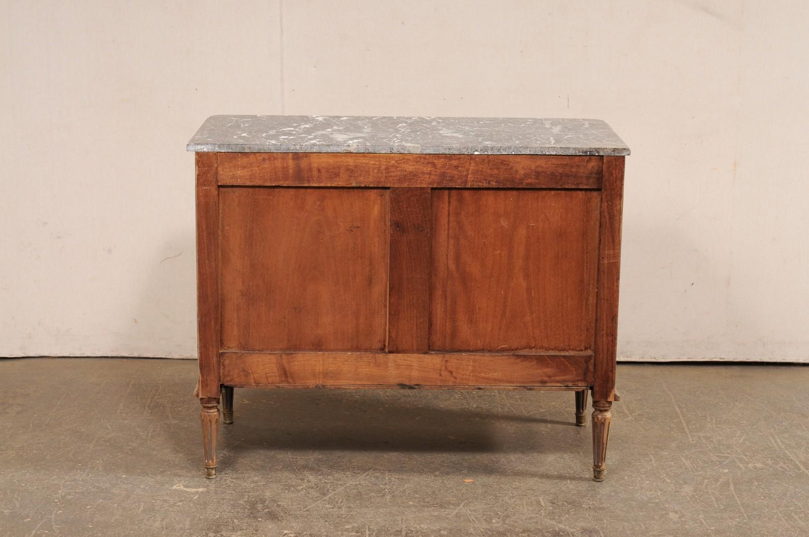 Antique French Commode in stile neoclassico con piano in marmo originale e ferramenta in ottone In condizioni buone in vendita a Atlanta, GA