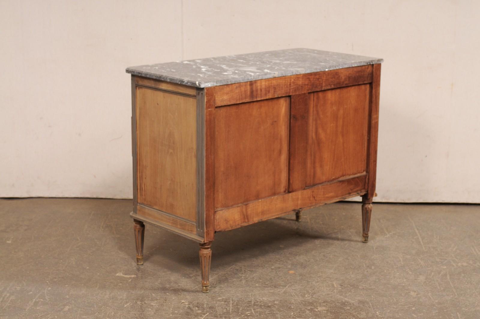 XX secolo Antique French Commode in stile neoclassico con piano in marmo originale e ferramenta in ottone in vendita