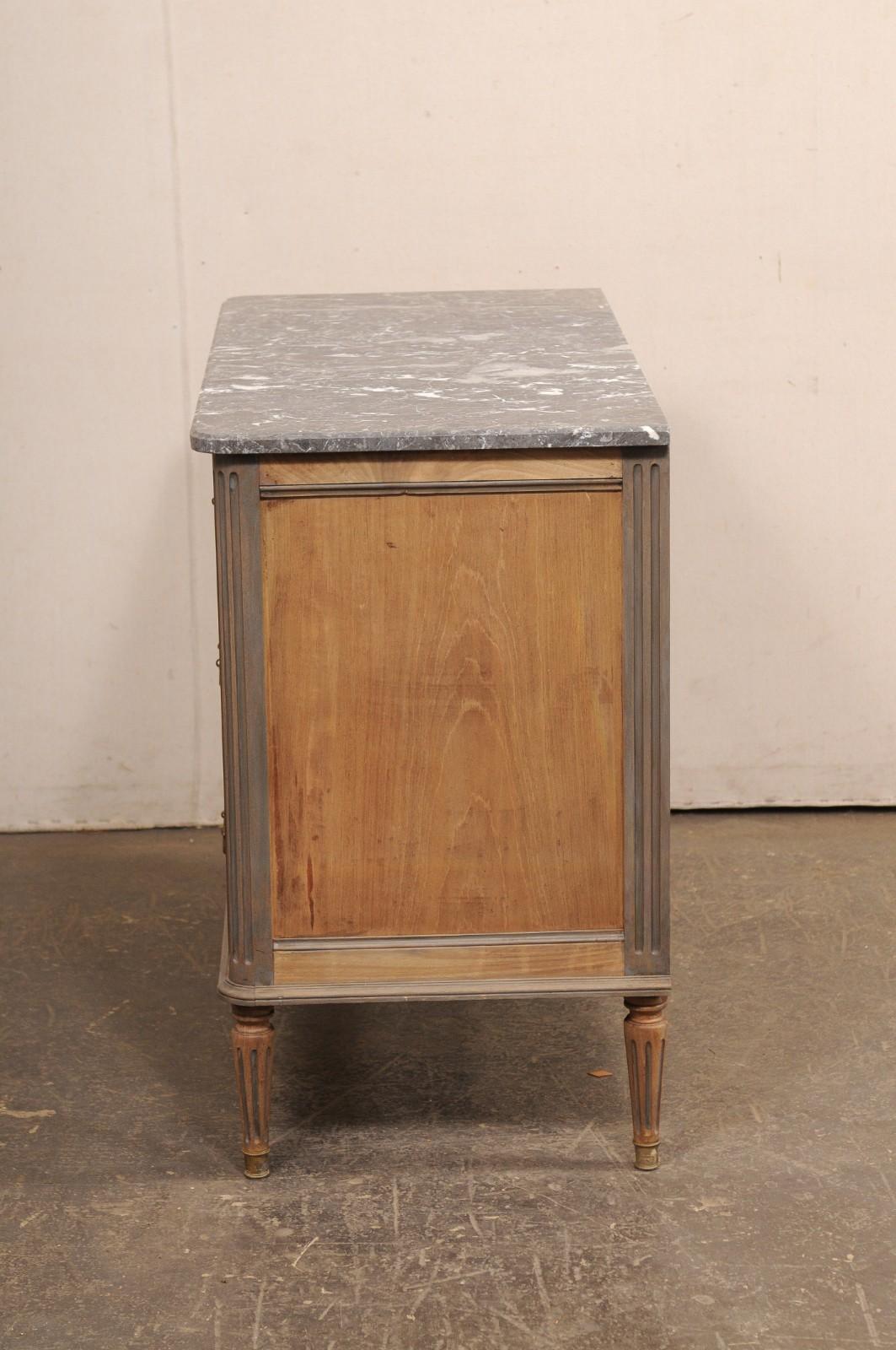 Legno Antique French Commode in stile neoclassico con piano in marmo originale e ferramenta in ottone in vendita