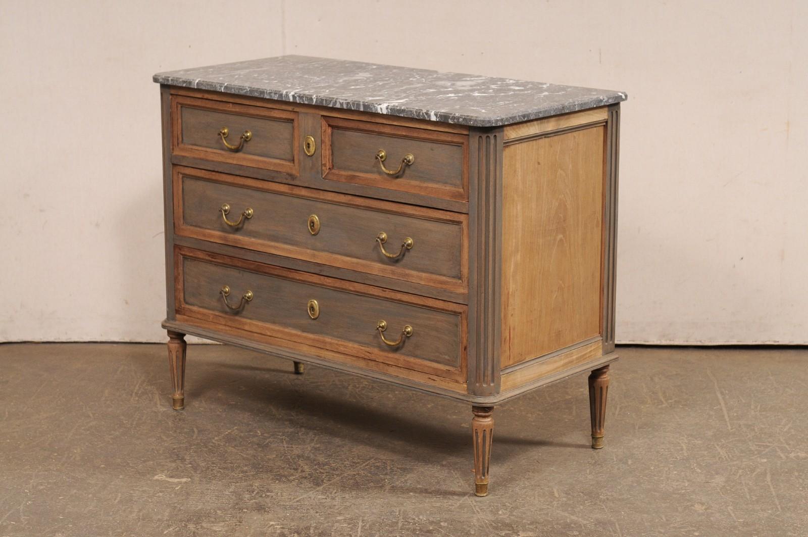 Antique French Commode in stile neoclassico con piano in marmo originale e ferramenta in ottone in vendita 1