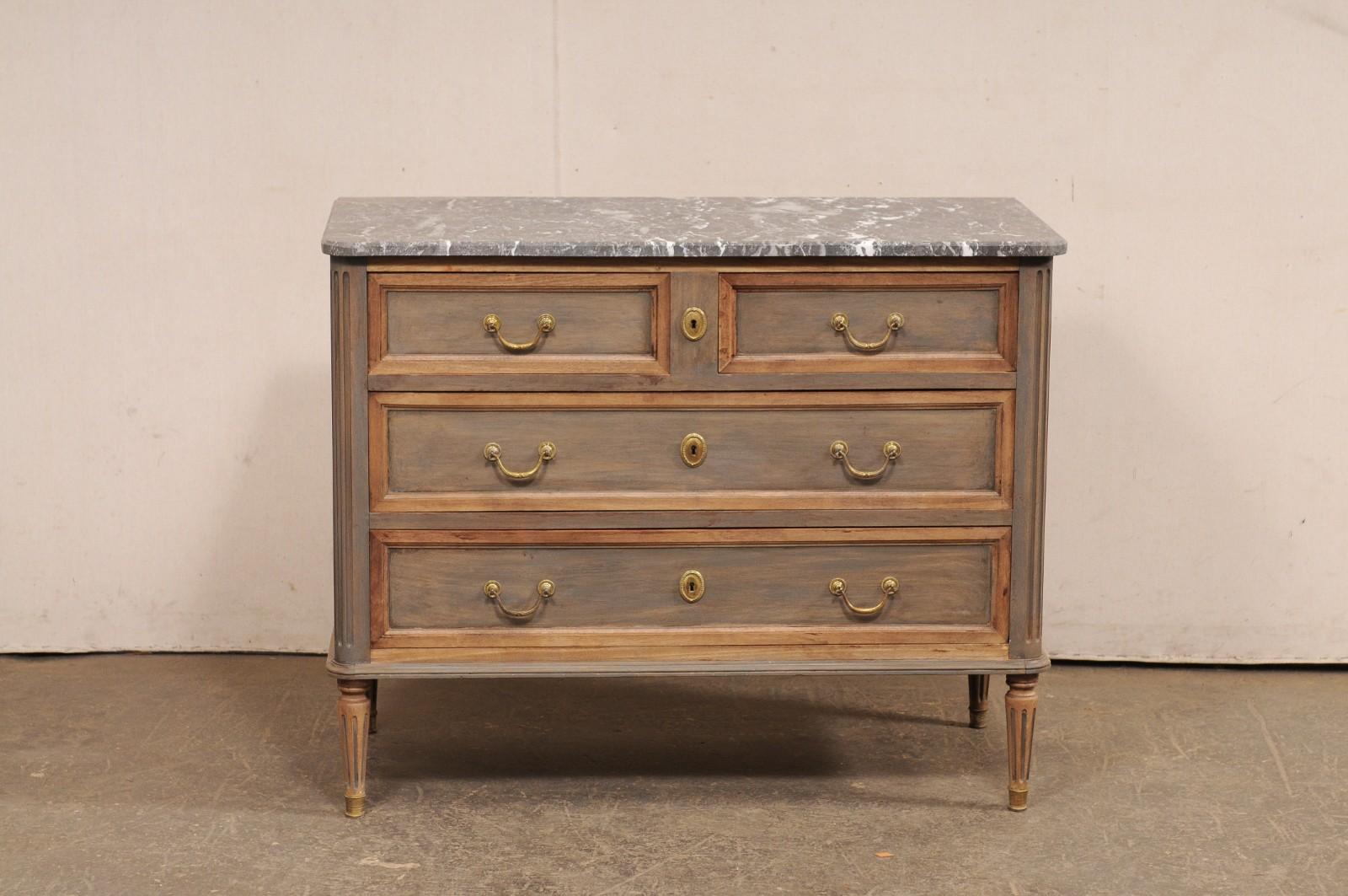 Antique French Commode in stile neoclassico con piano in marmo originale e ferramenta in ottone in vendita 2
