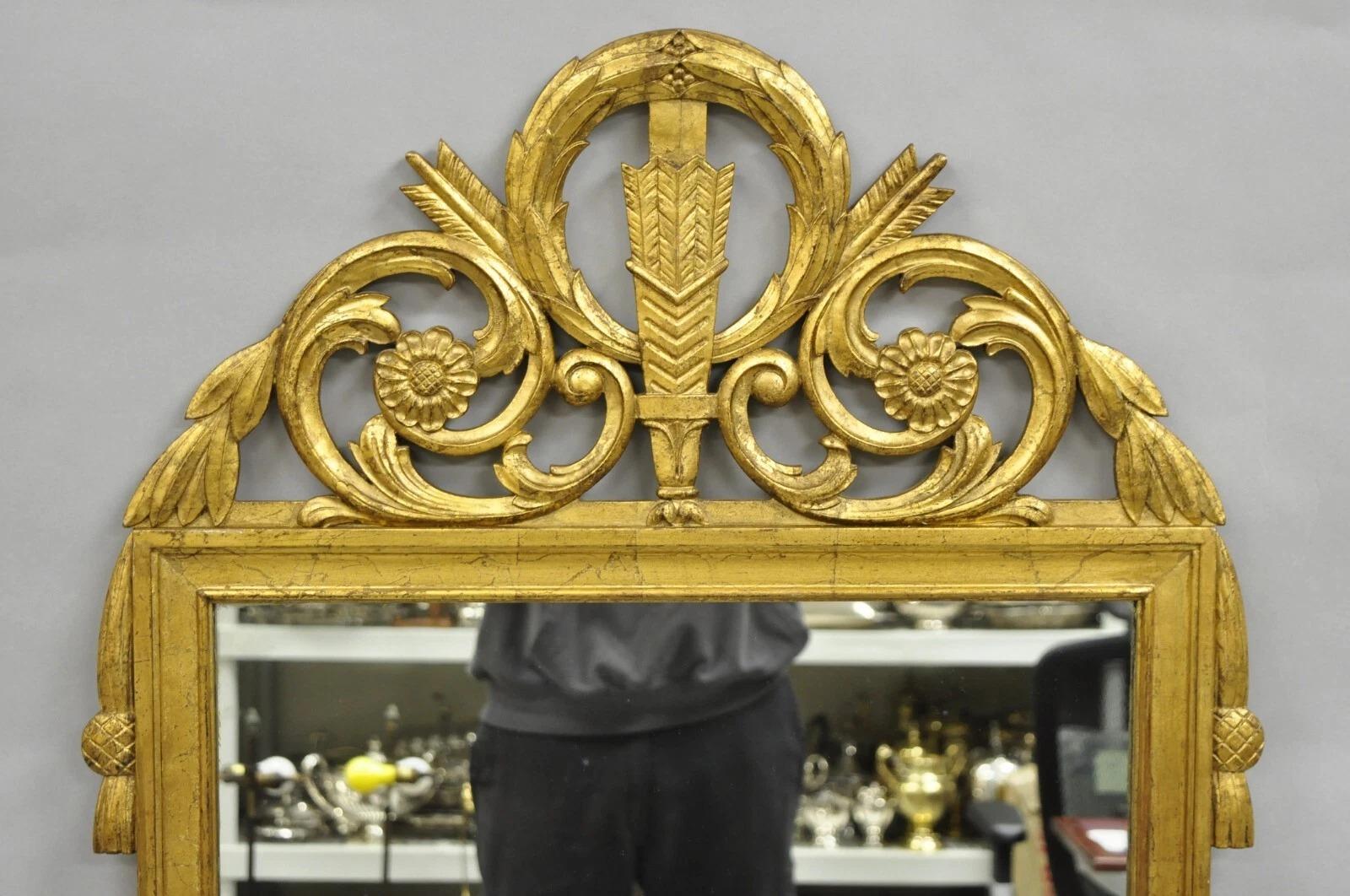 Miroir mural ancien de style néoclassique français à encadrement en gesso doré 