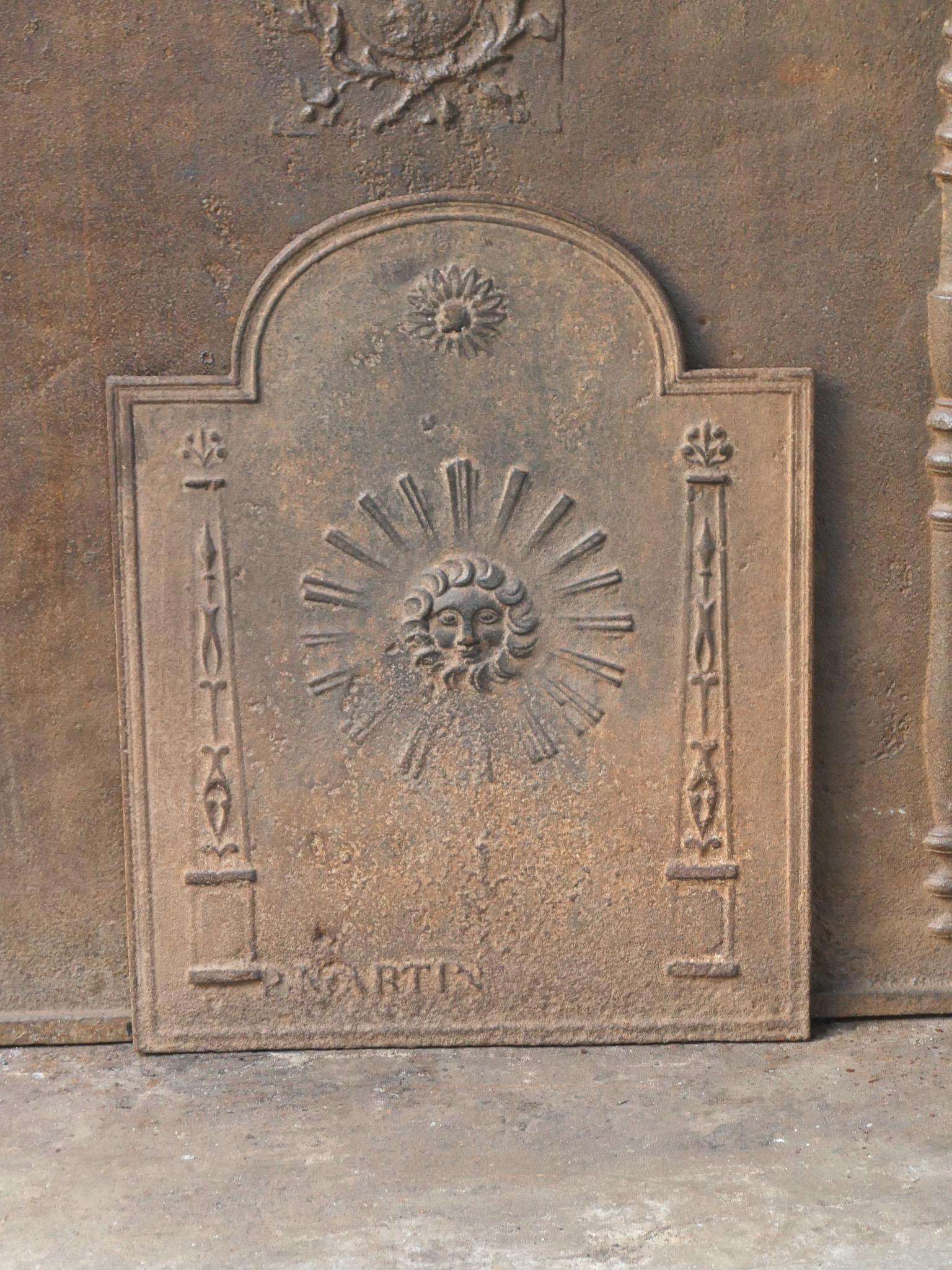 Ende des 18. oder Anfang des 19. Jahrhunderts französisches Feuer im neoklassizistischen Stil mit Sonne. Die Sonne ist das Symbol für König Ludwig XIV.

Die Feuerrückwand ist aus Gusseisen und hat eine natürliche braune Patina. Auf Wunsch kann er