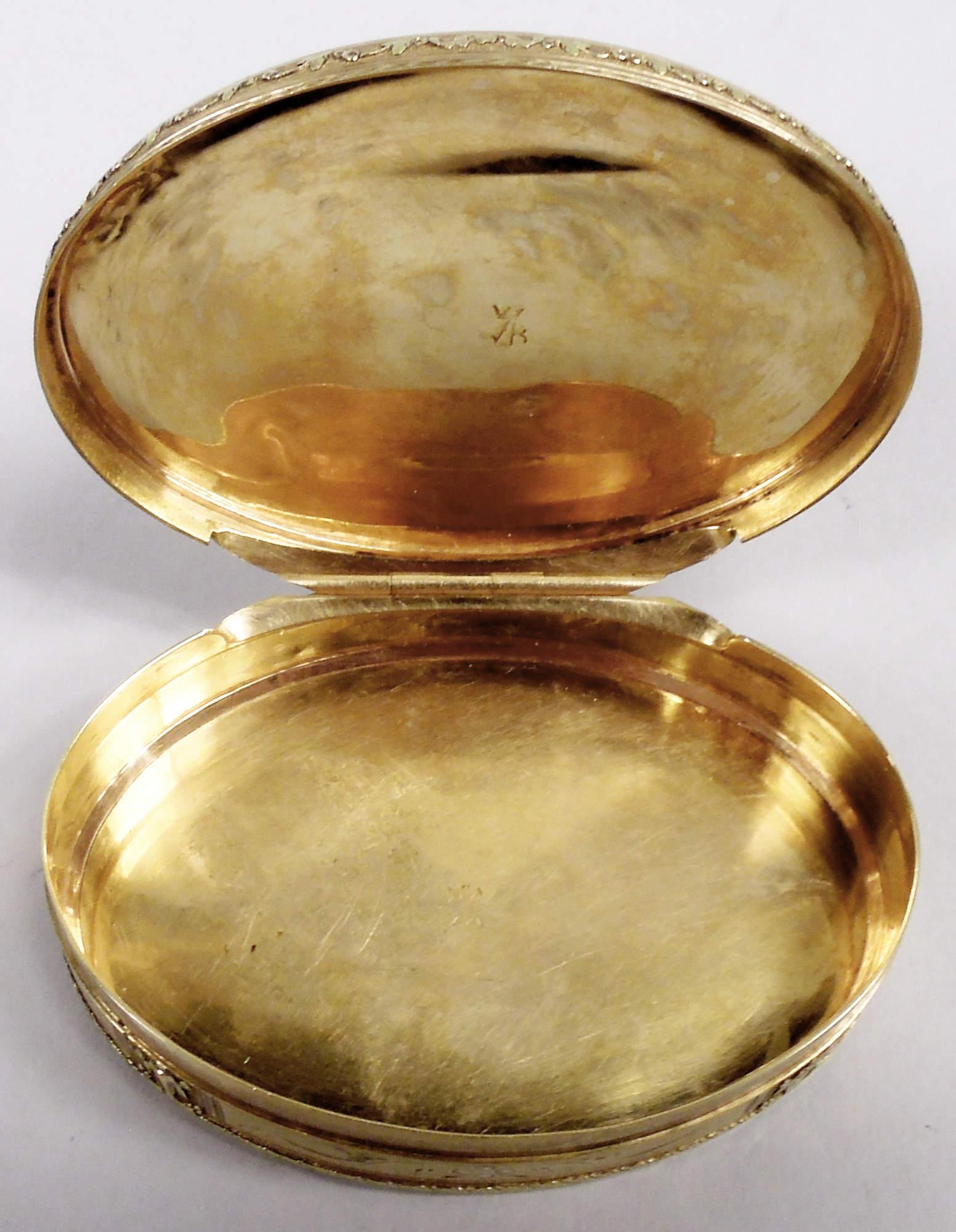 Tabatière néoclassique française ancienne en or 18 carats en vente 3