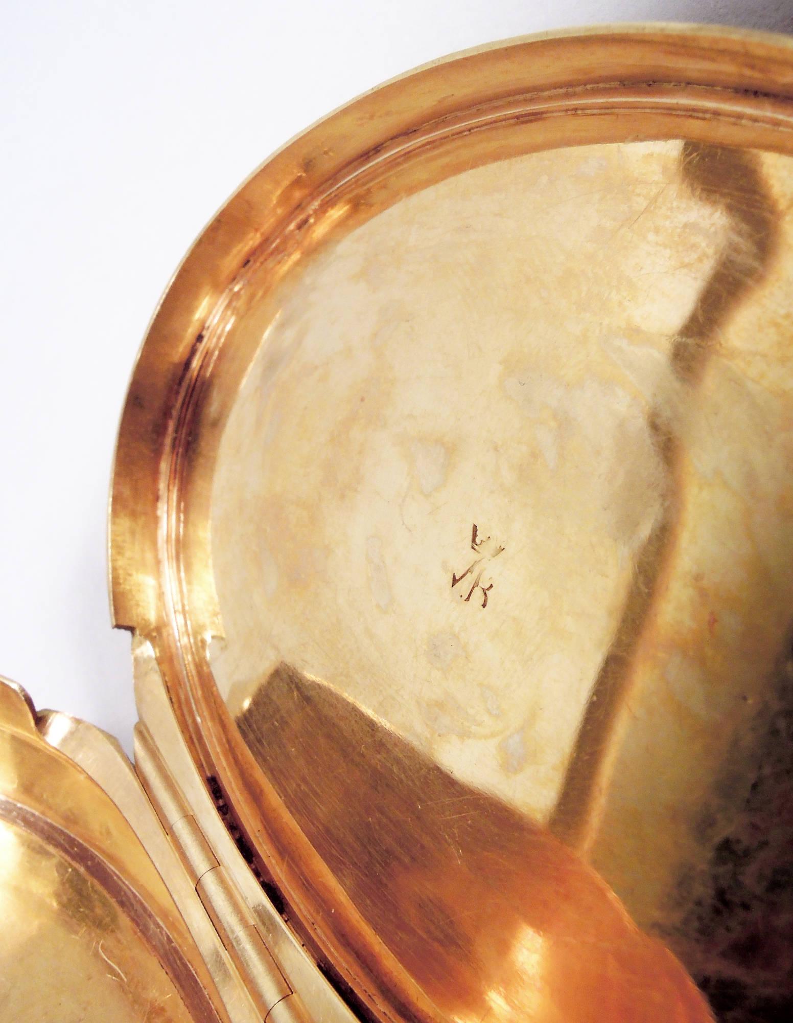 Tabatière néoclassique française ancienne en or 18 carats en vente 4